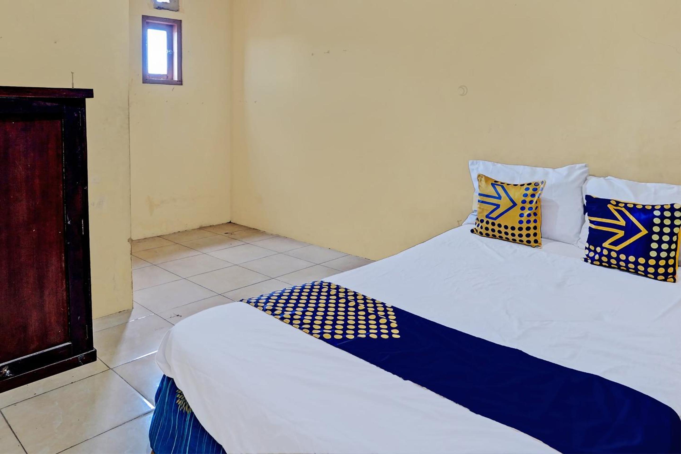 Budget Double Room - Photo 13
