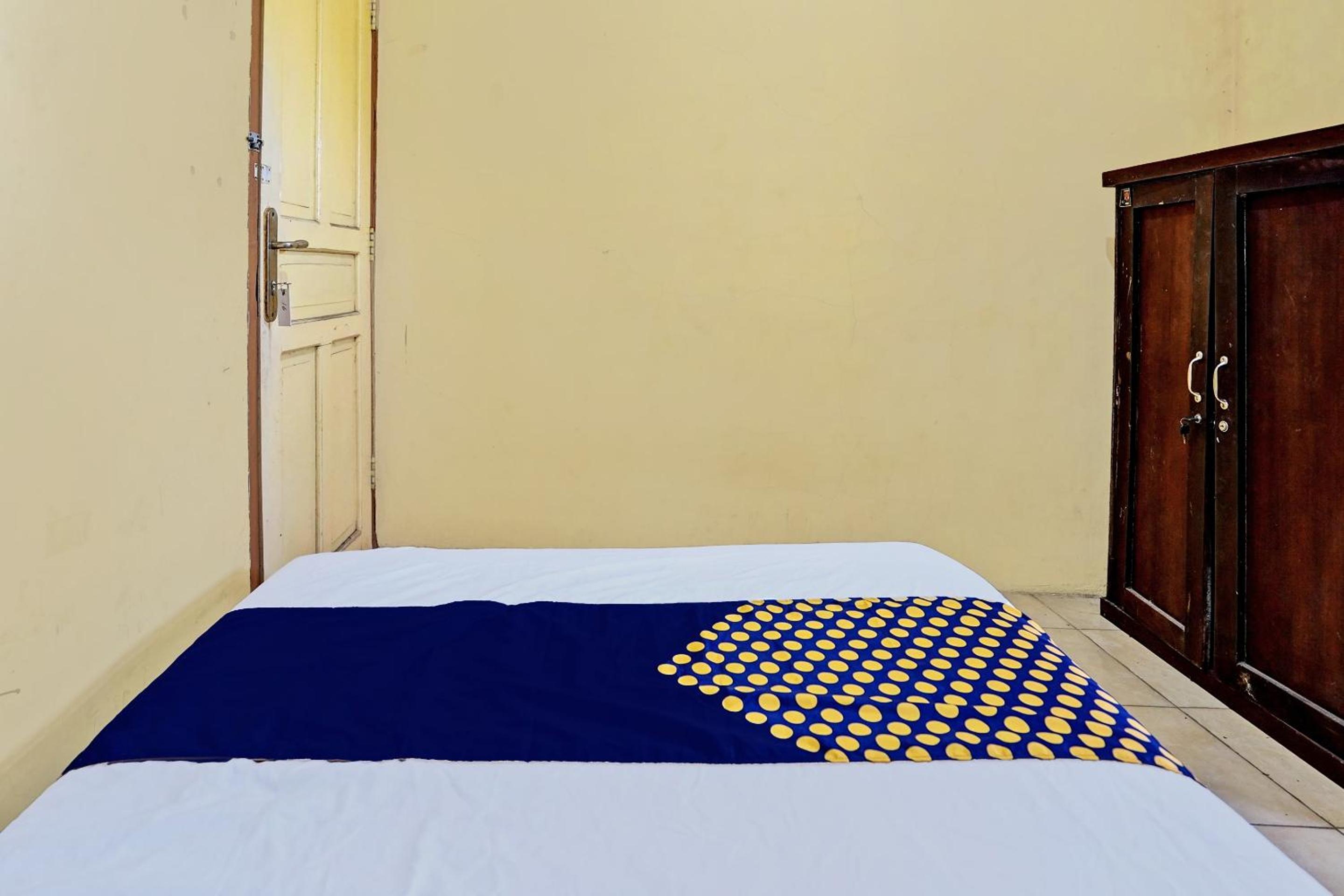 Budget Double Room - Photo 12
