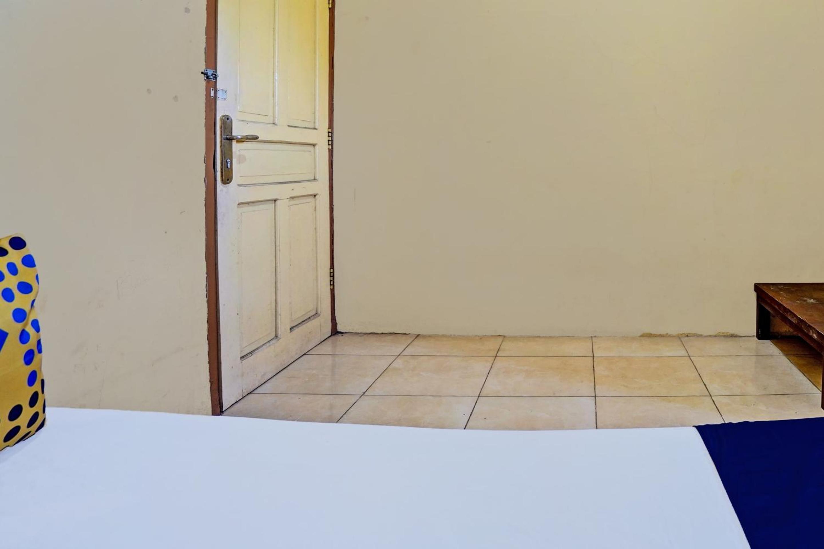 Budget Double Room - Photo 11