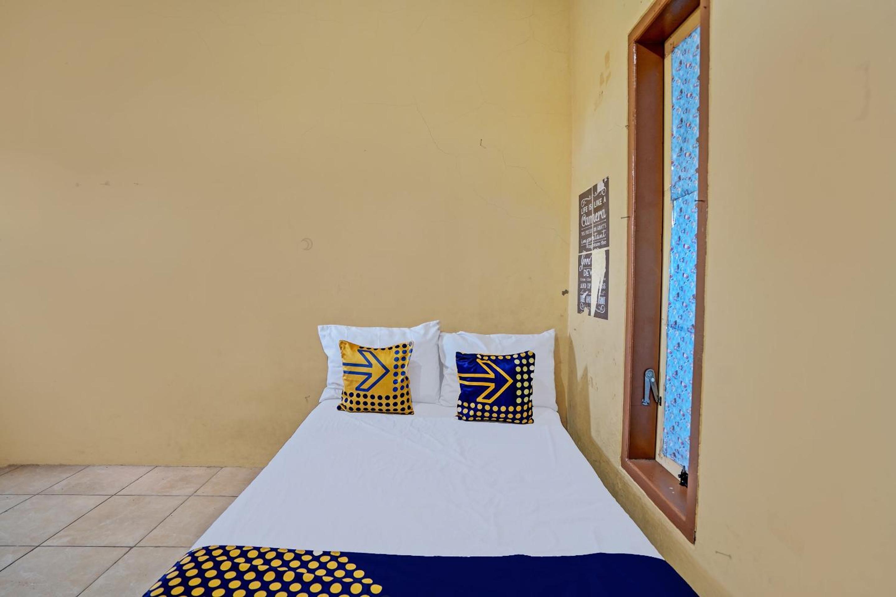 Budget Double Room - Photo 10