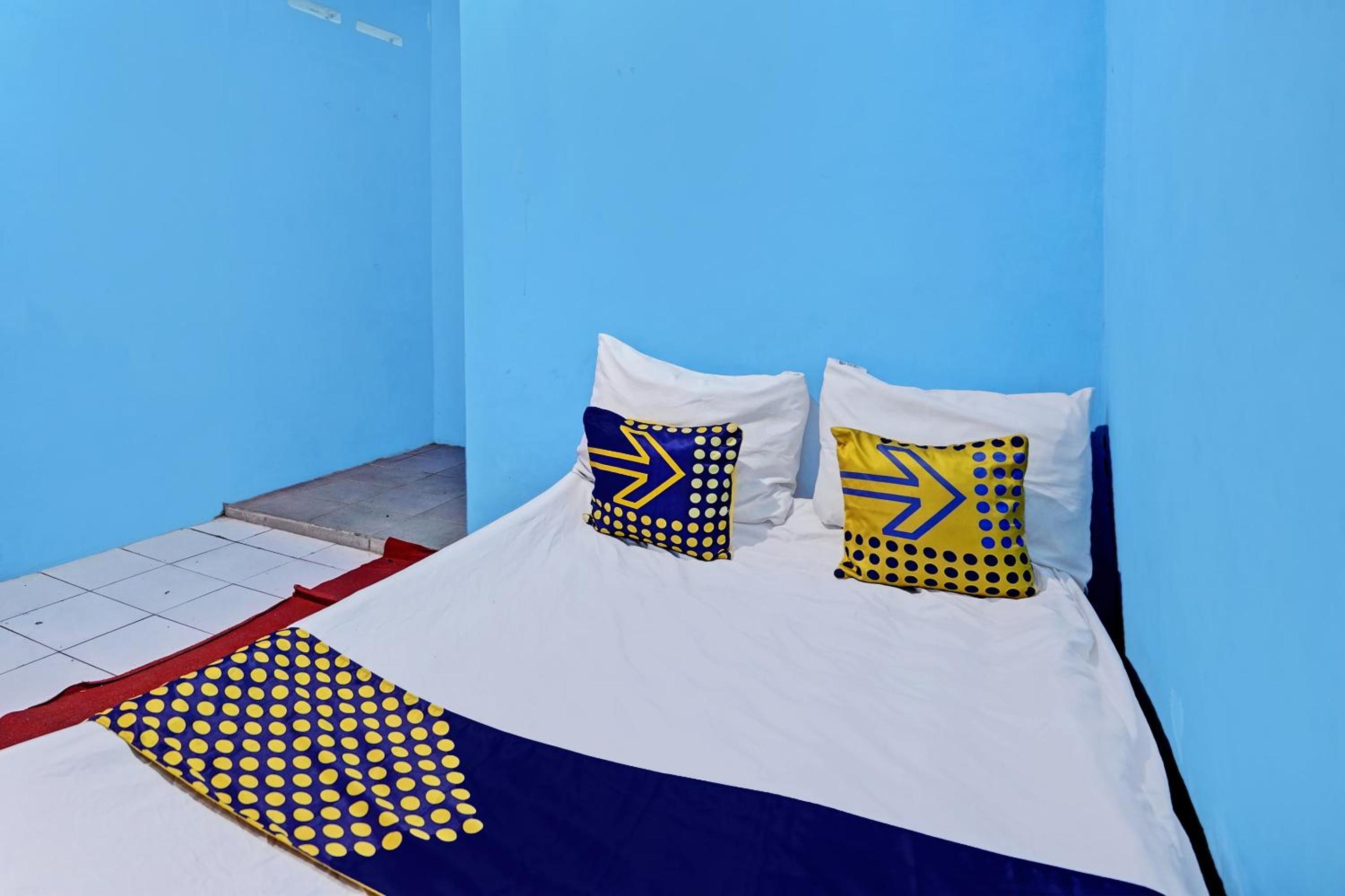 Budget Double Room - Photo 12