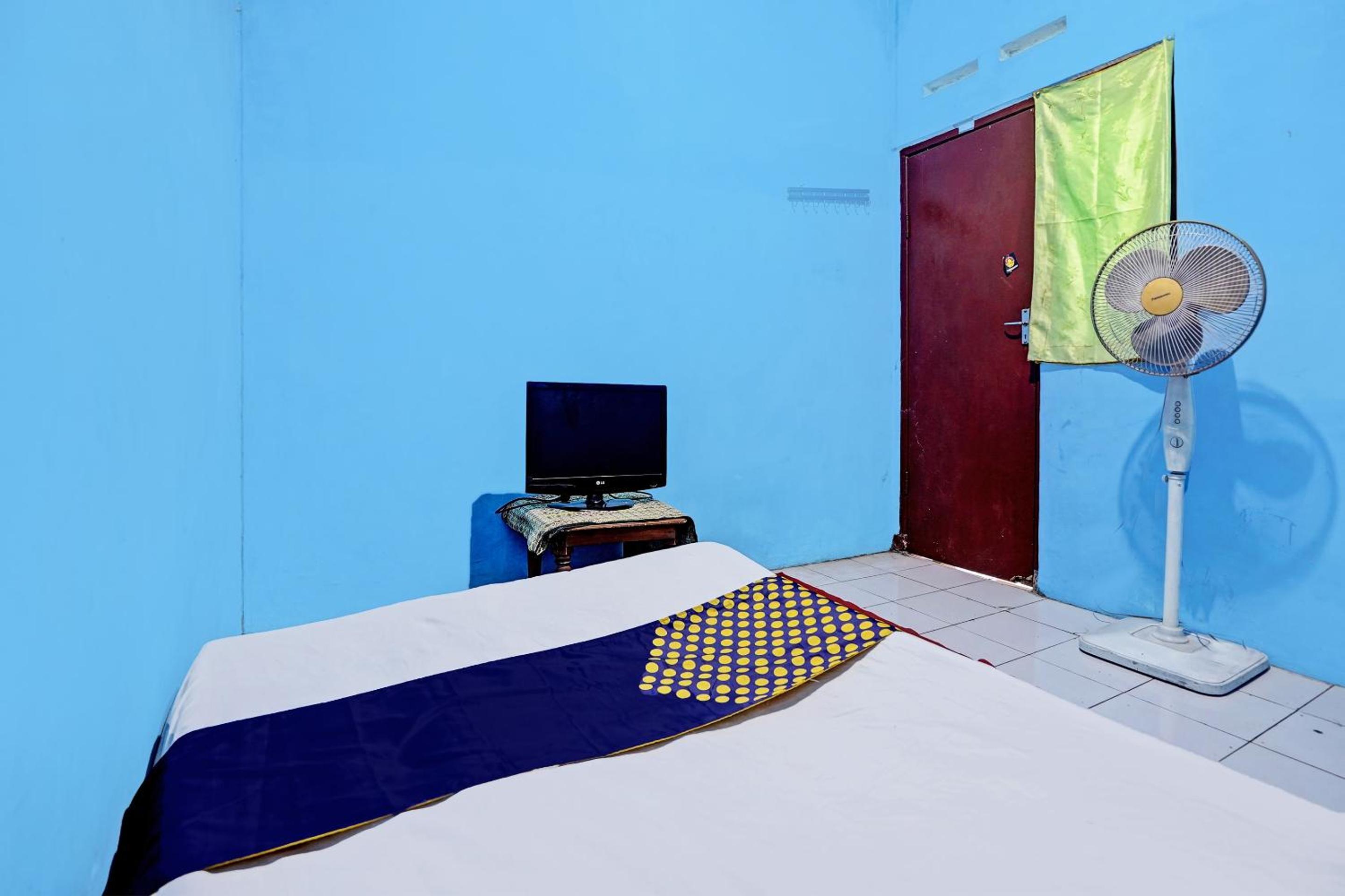 Budget Double Room - Photo 13