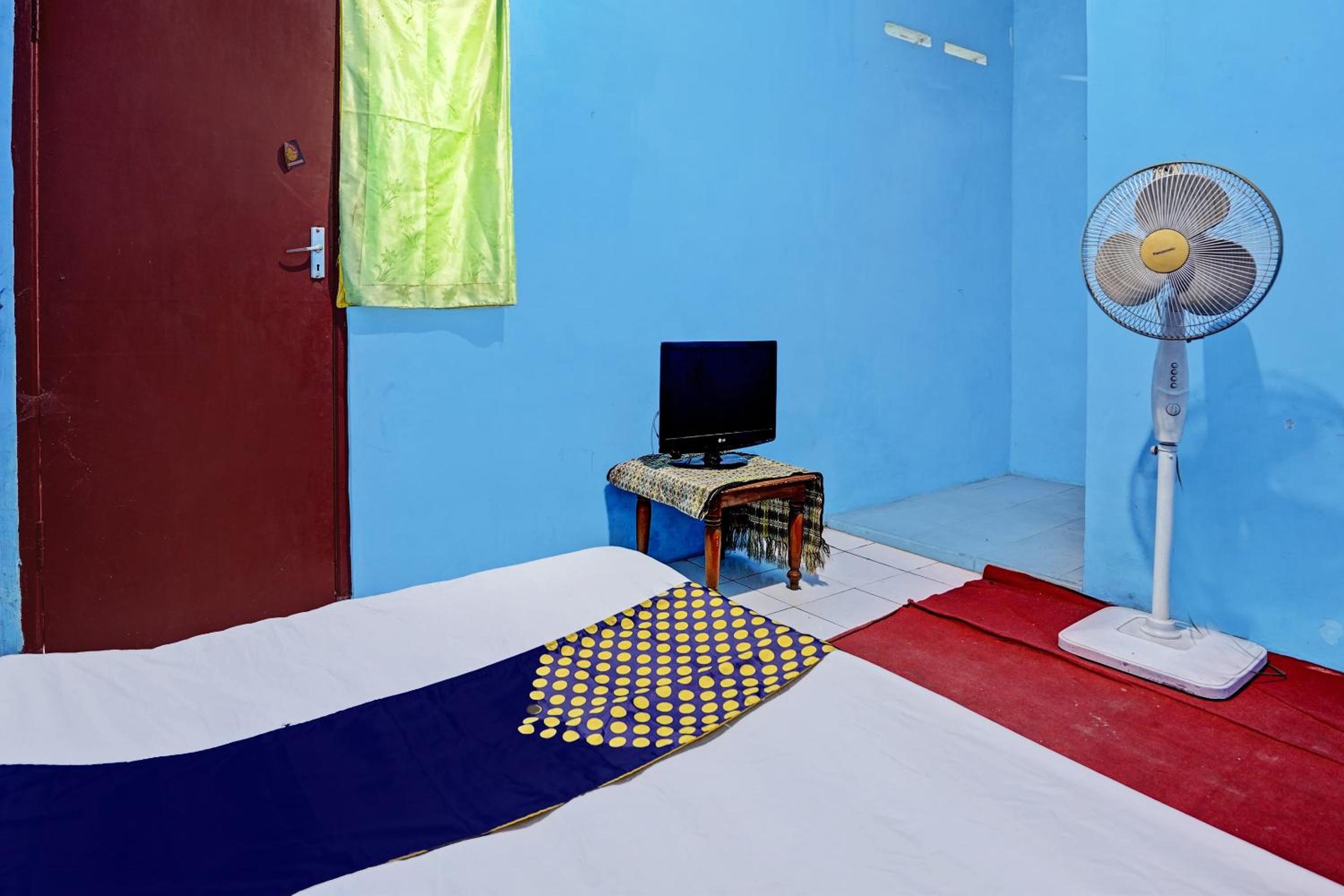 Budget Double Room - Photo 11