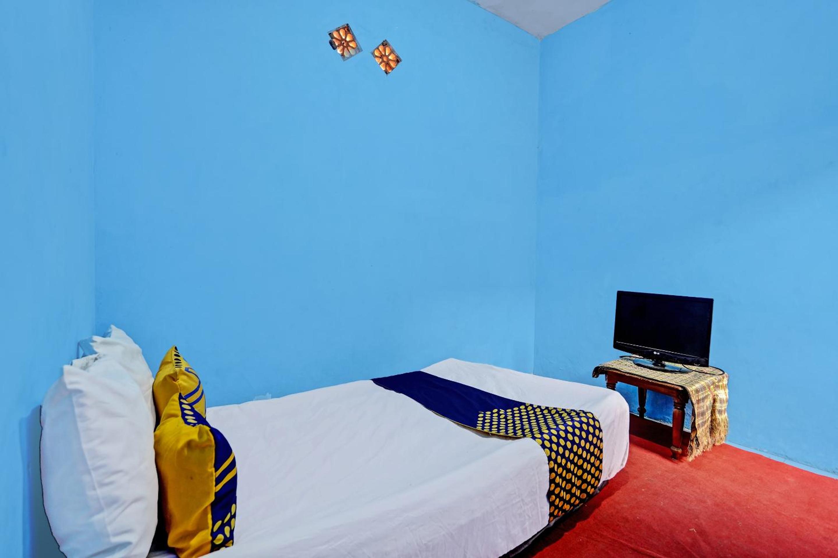 Budget Double Room - Photo 9