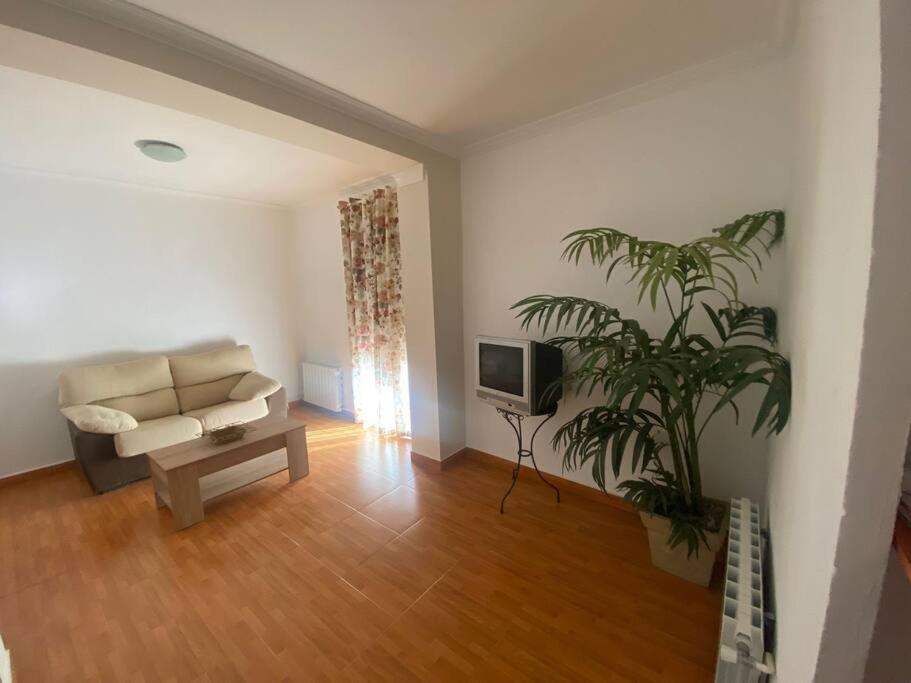 Five-Bedroom House photo 2