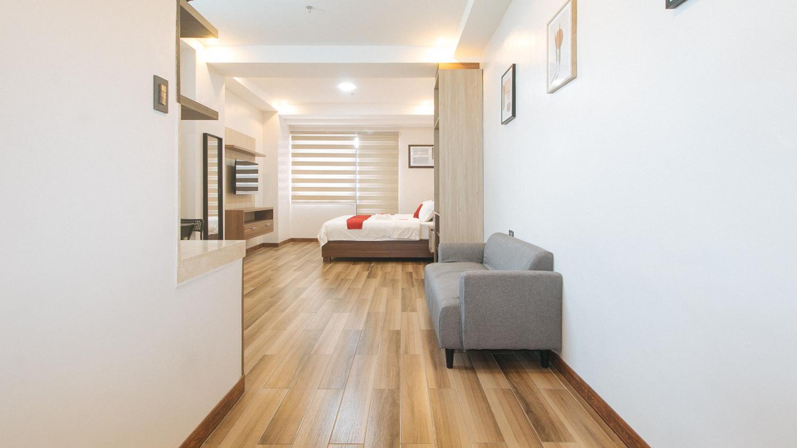 Deluxe King Room - Photo 10