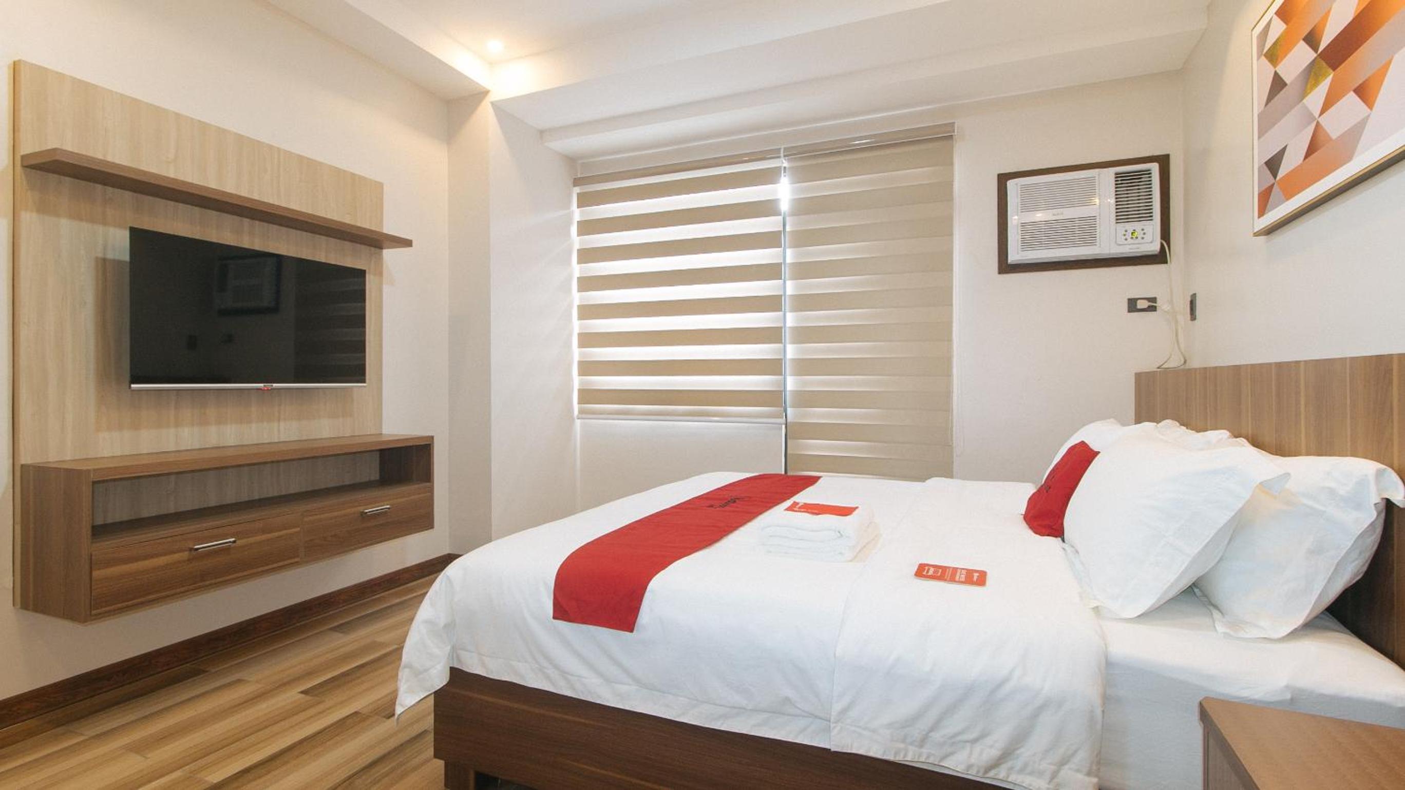 Deluxe King Room - Photo 11