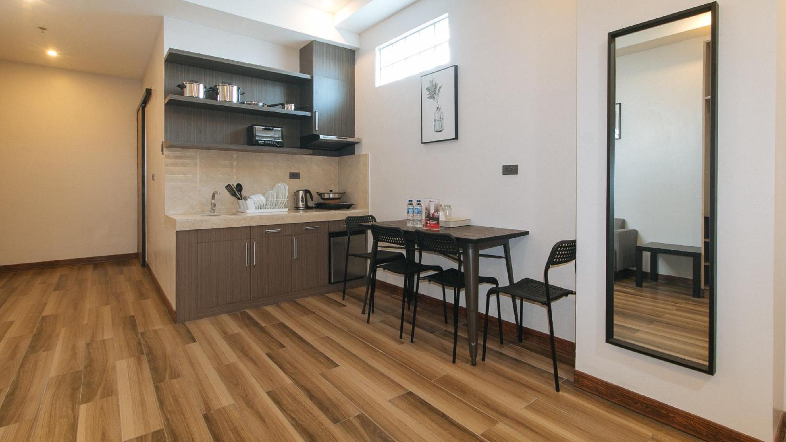 Deluxe King Room - Photo 7