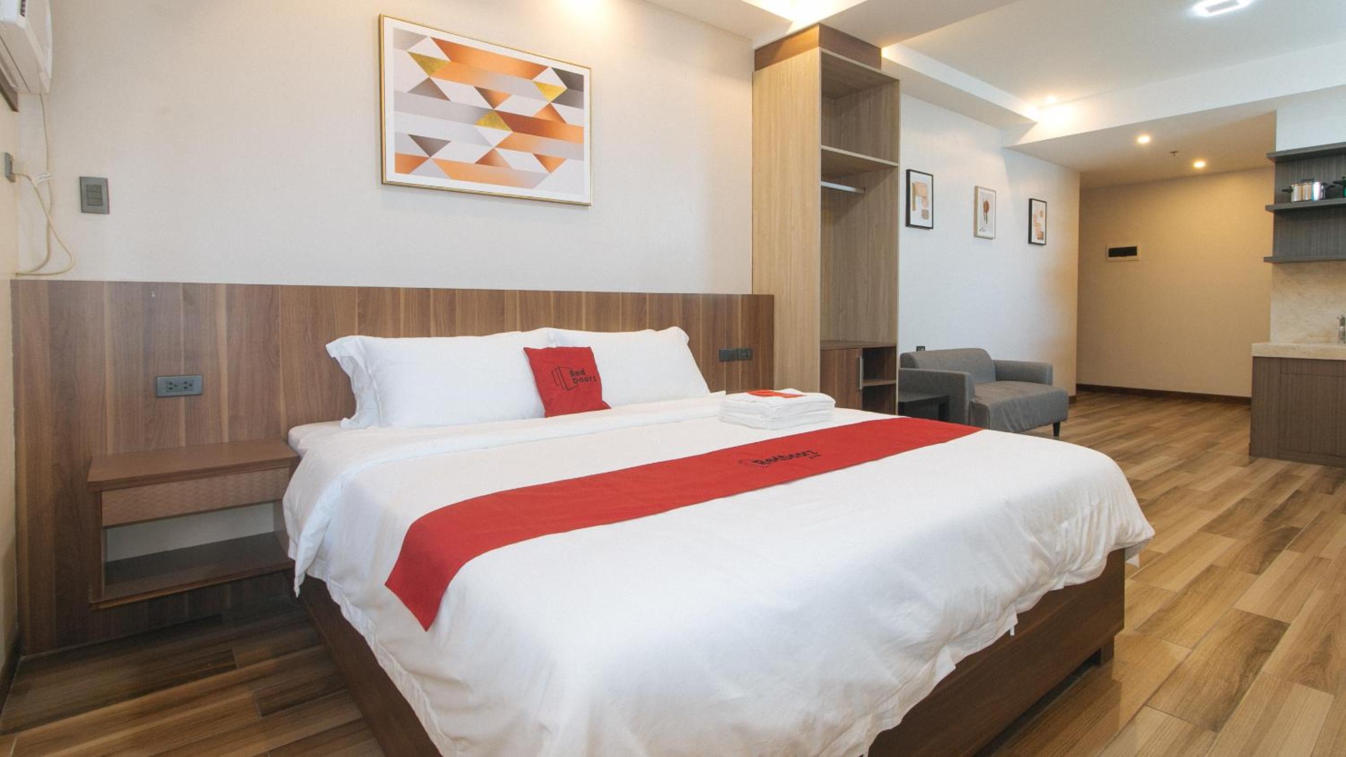 Deluxe King Room - Photo 2