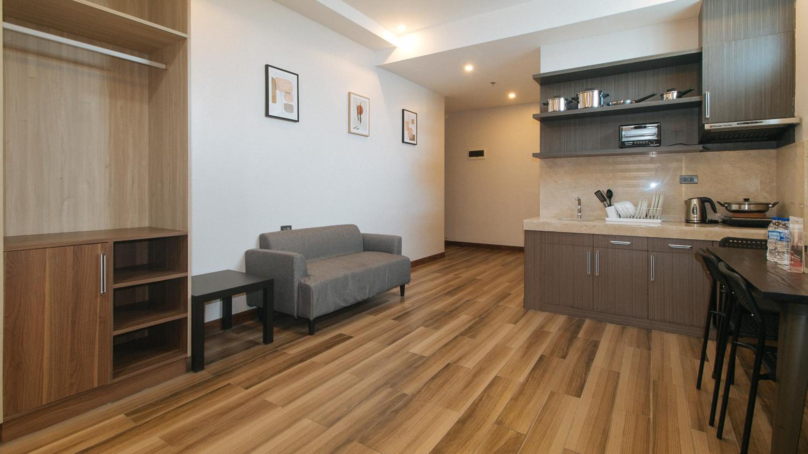 Deluxe King Room - Photo 8
