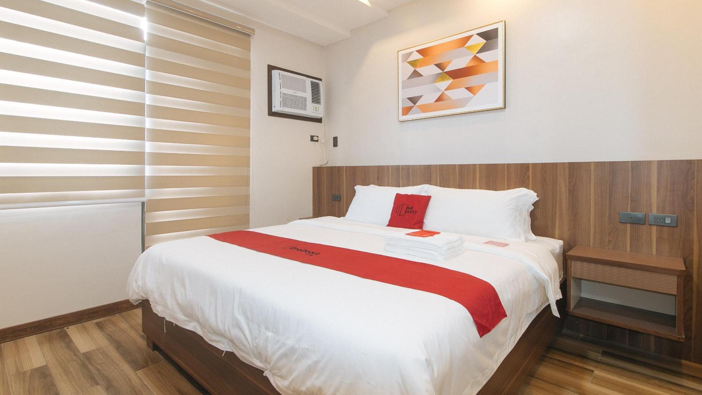 Deluxe King Room - Photo 12