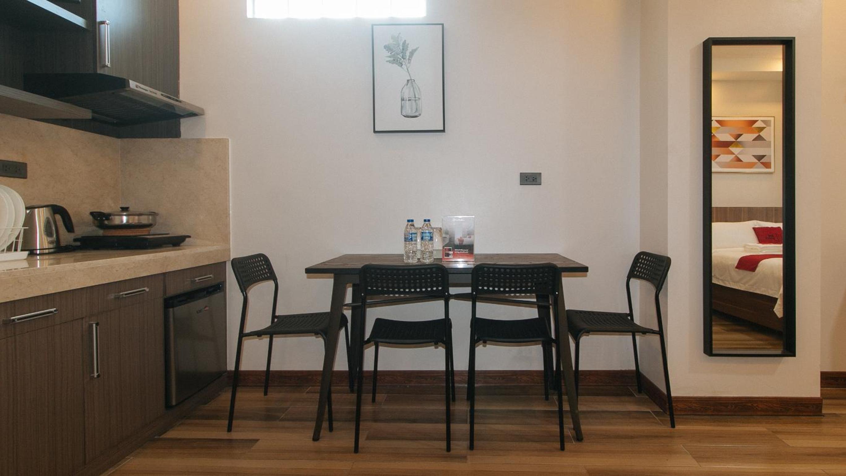 Deluxe King Room - Photo 6