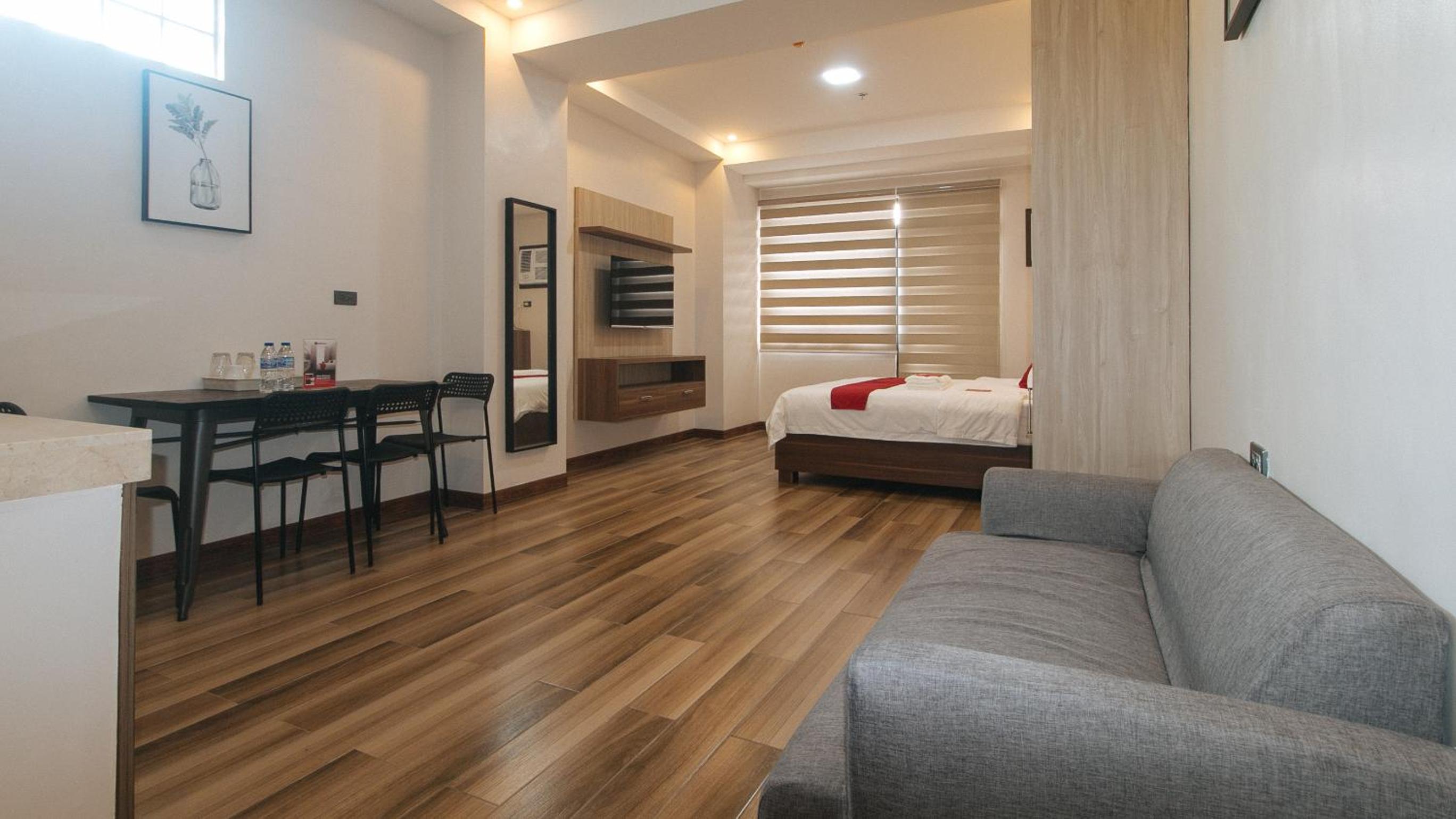 Deluxe King Room - Photo 9