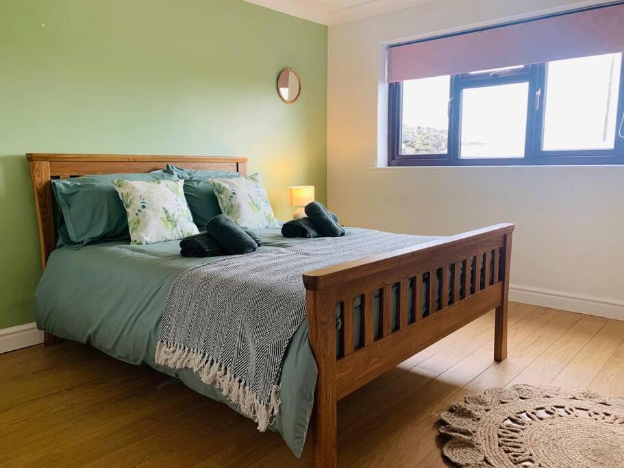 Three-Bedroom House photo 3