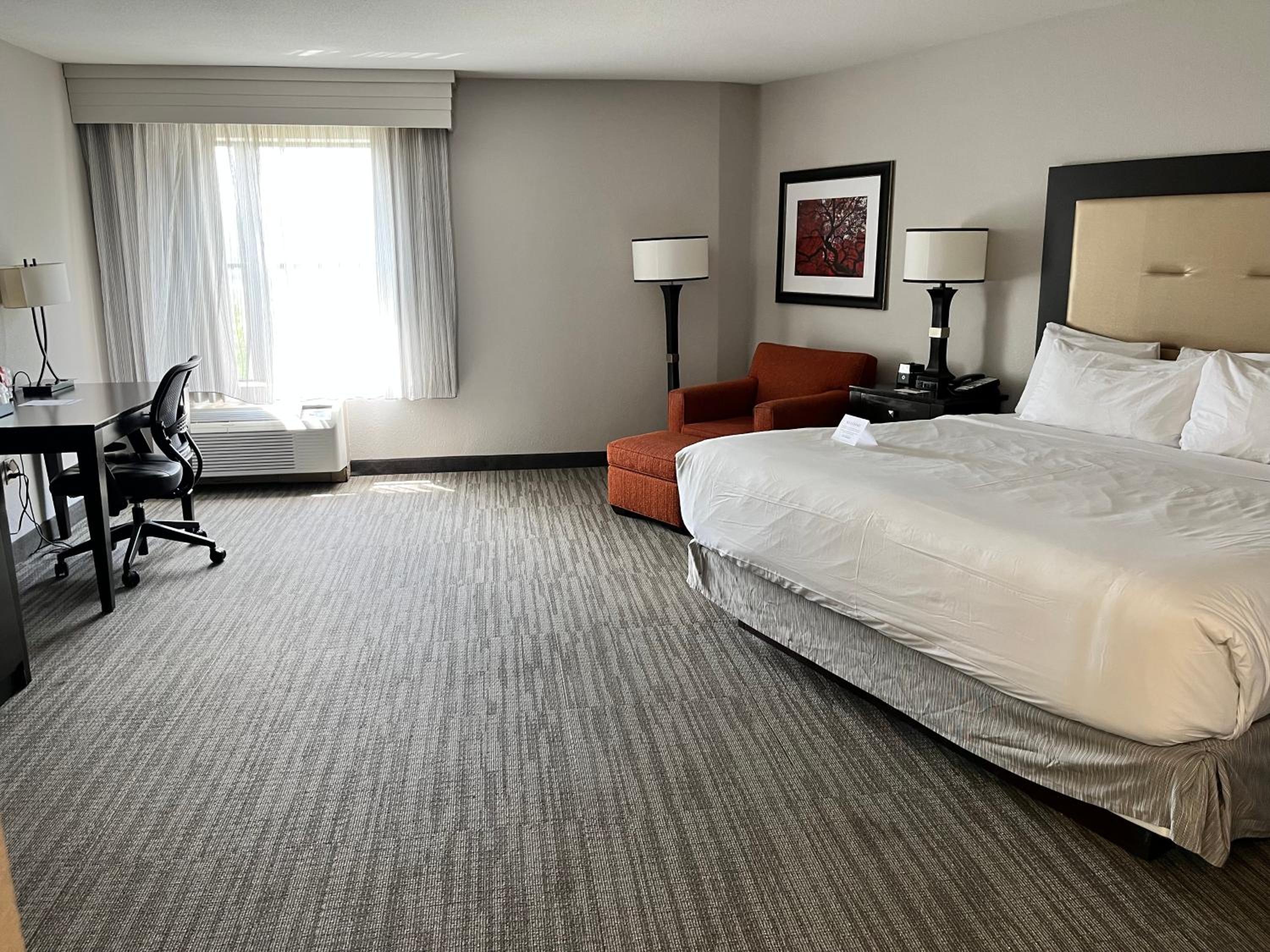 King Room with Roll-In Shower - Disability Access/Non Smoking - Photo 4