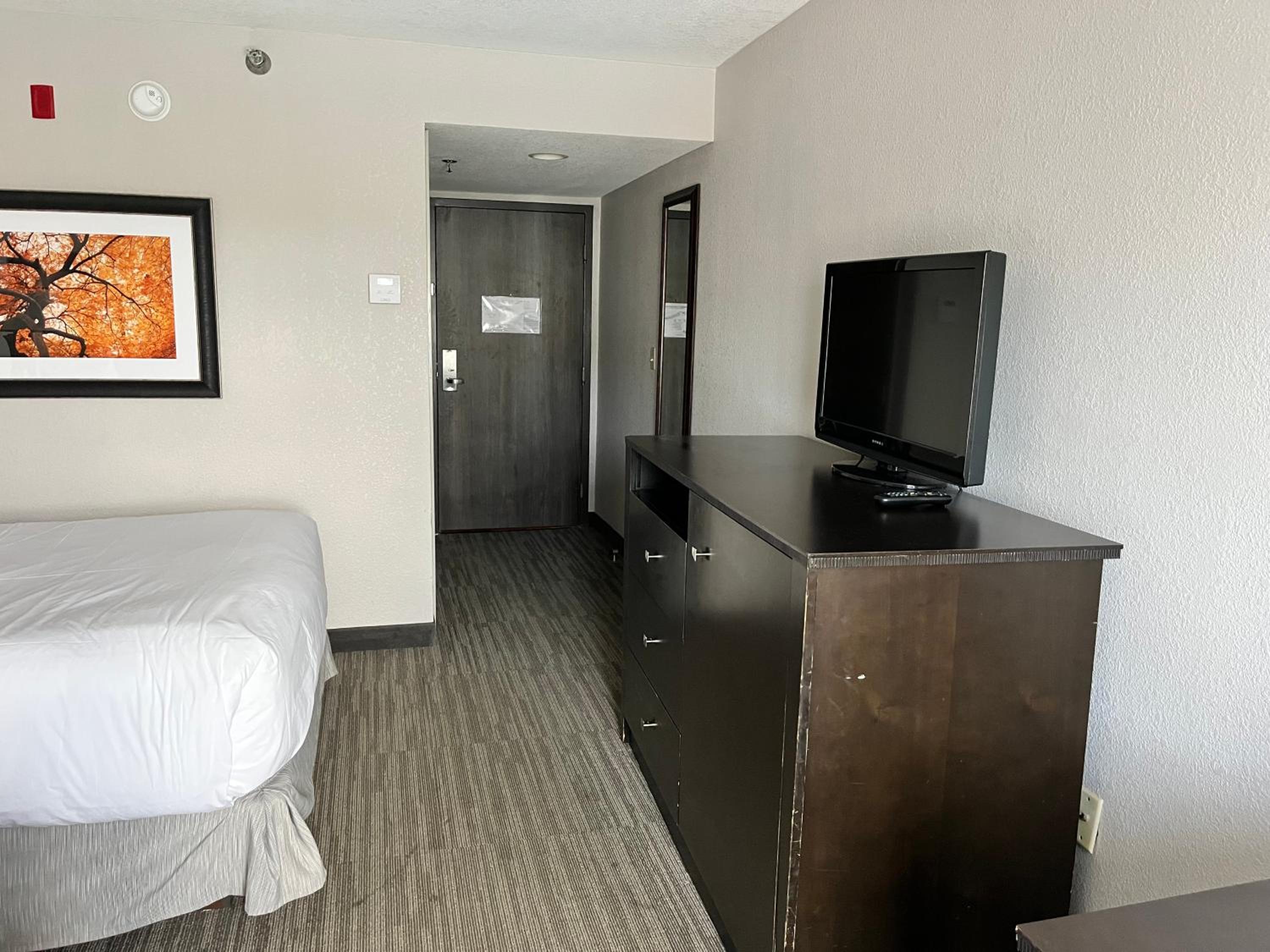 King Room with Roll-In Shower - Disability Access/Non Smoking - Photo 3