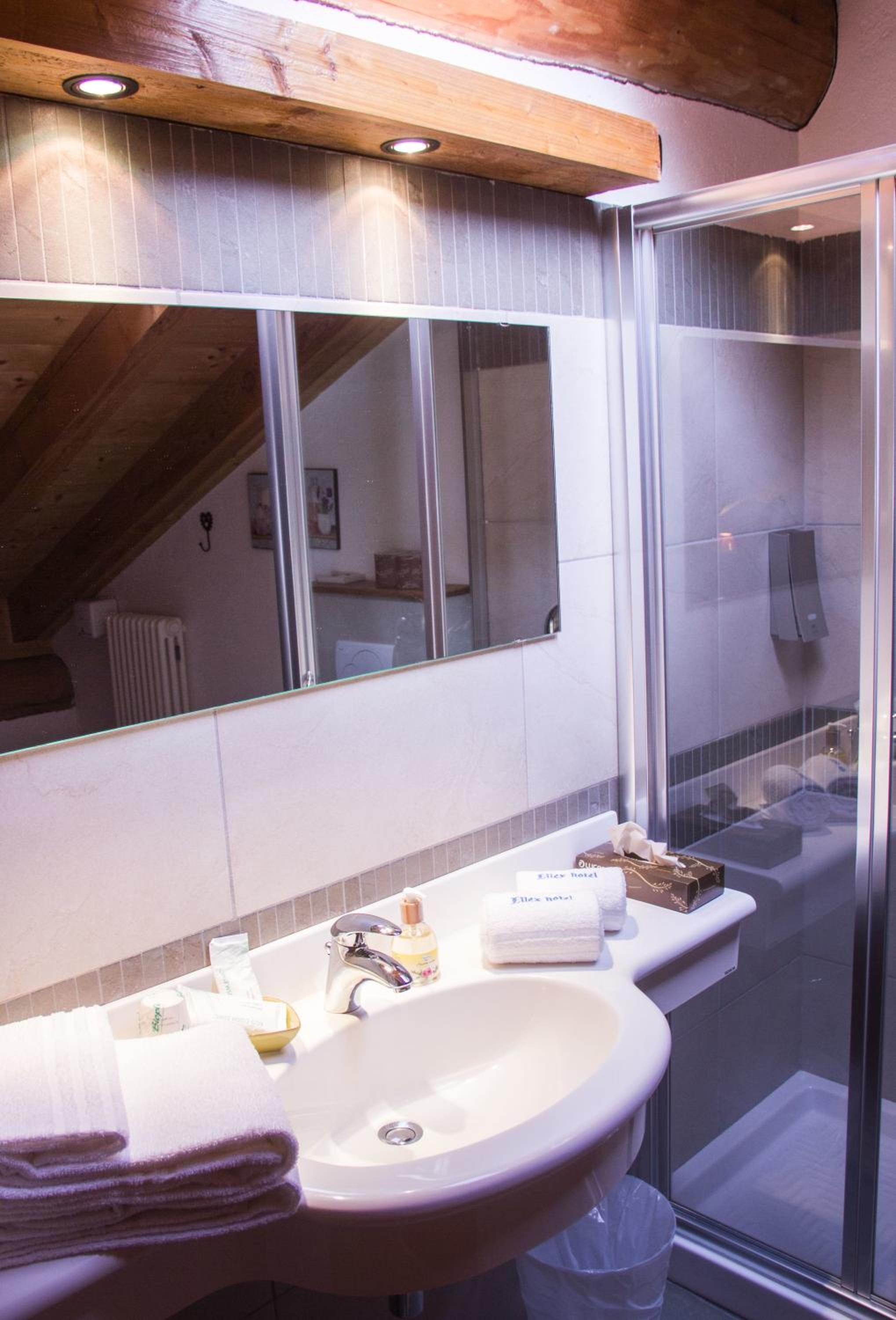 Double or Twin Room with Balcony - Photo 15