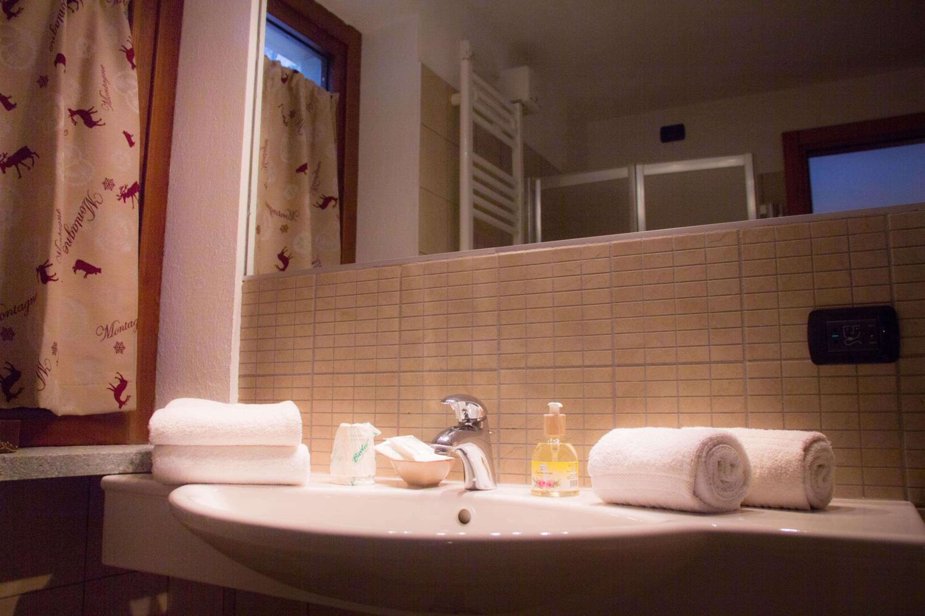 Double or Twin Room with Balcony - Photo 14
