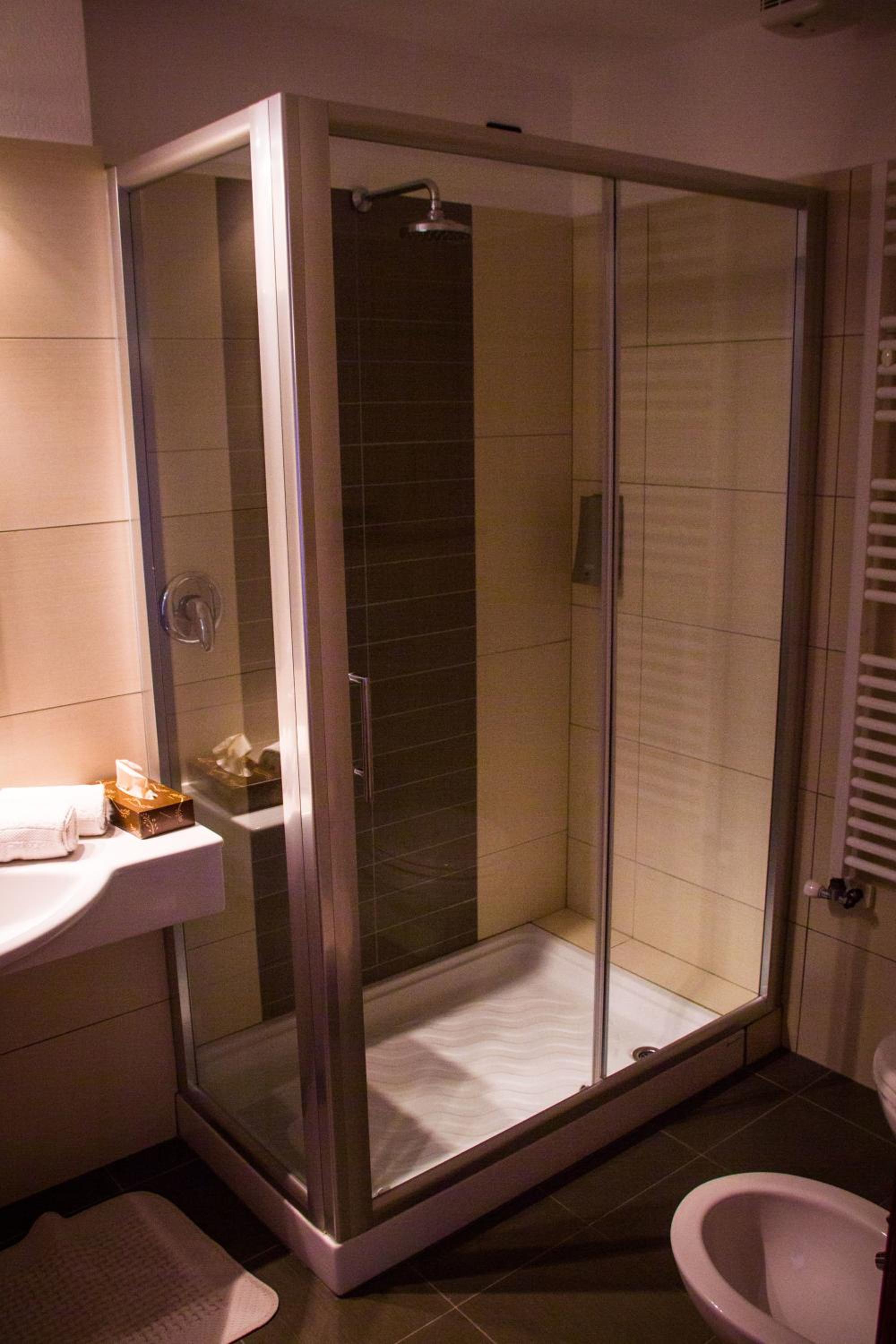 Double or Twin Room with Balcony - Photo 13