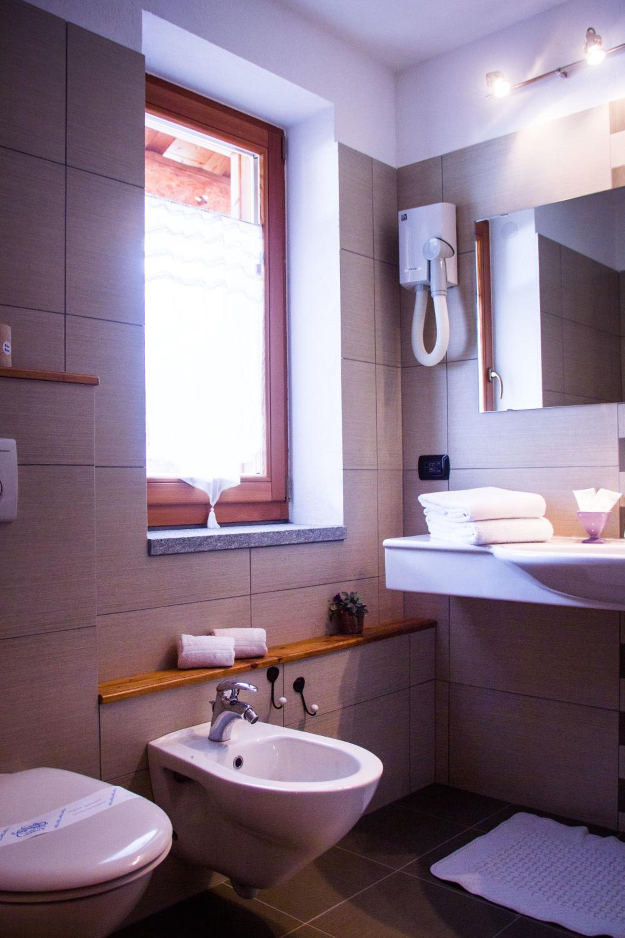 Double or Twin Room with Balcony - Photo 9