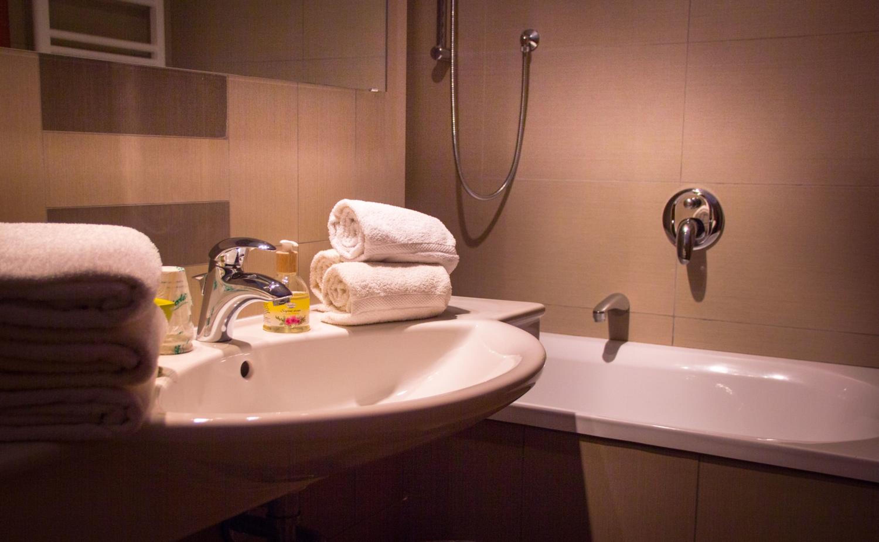 Double or Twin Room with Balcony - Photo 8