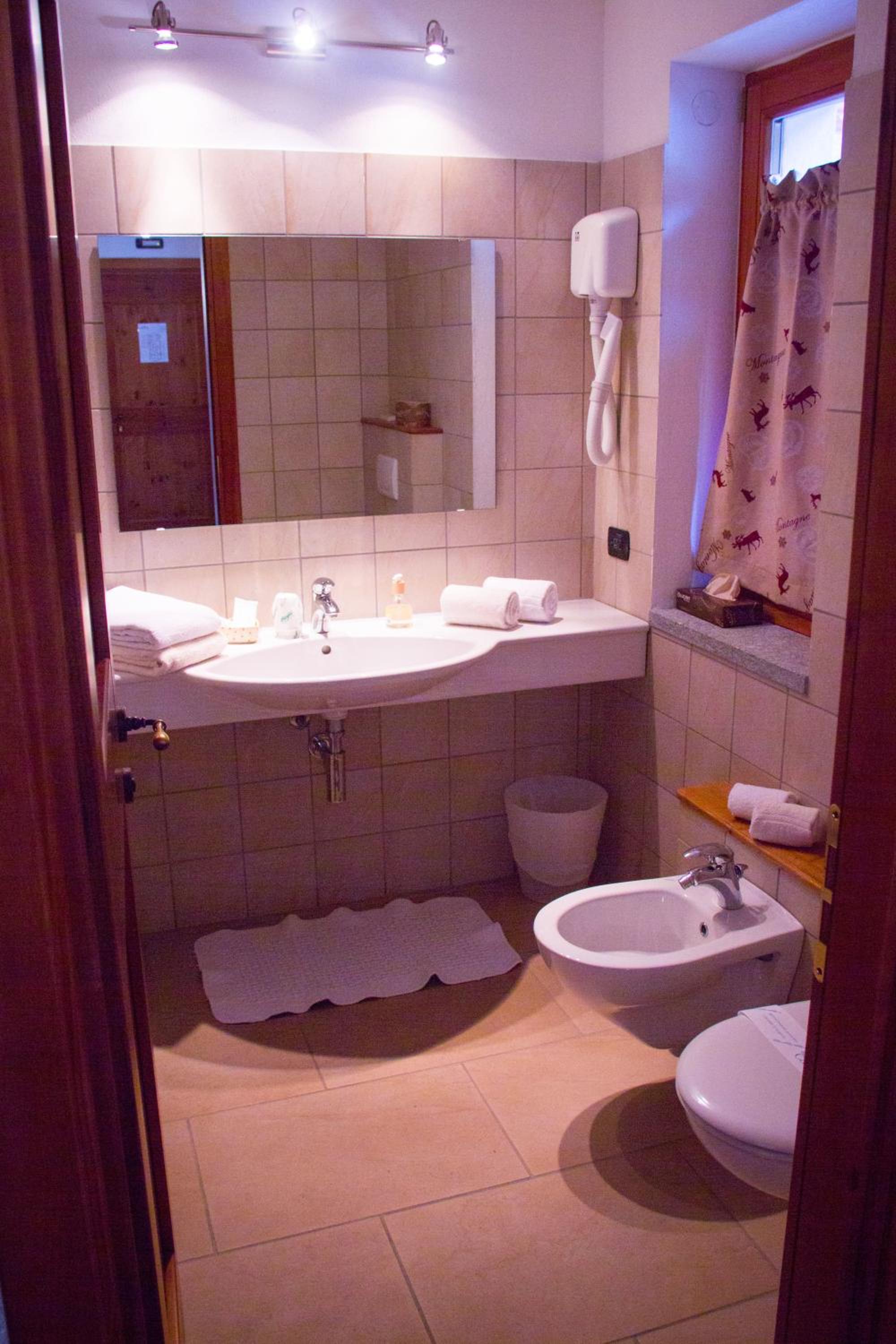 Double or Twin Room with Balcony - Photo 4