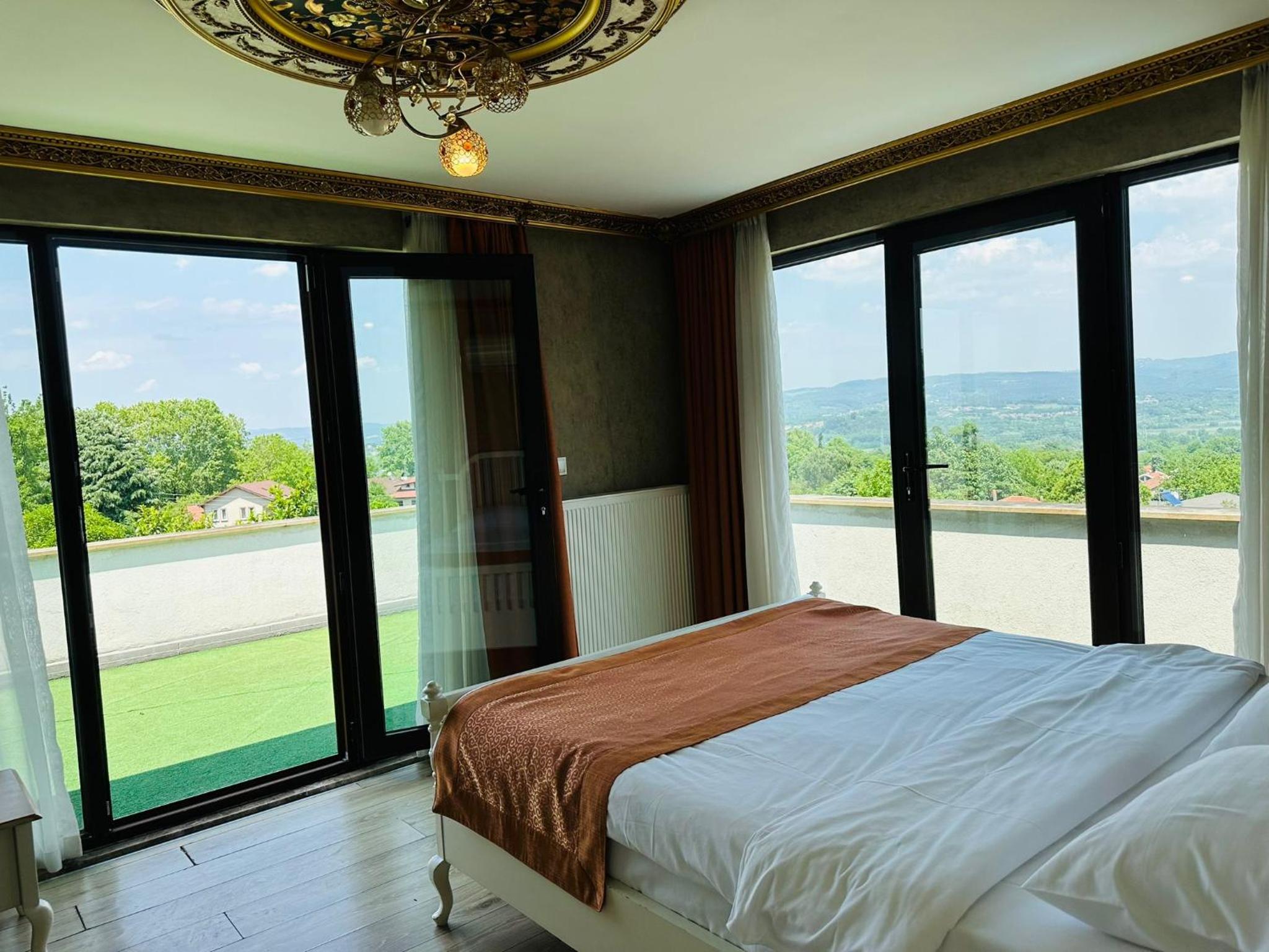 King Suite with Lake View