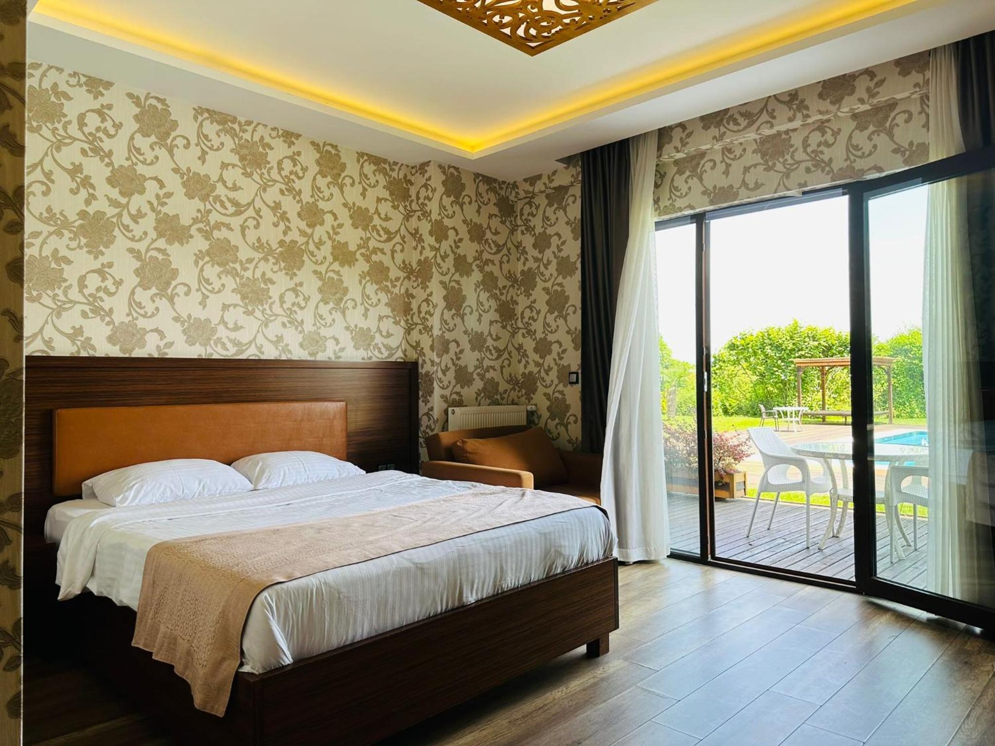 Deluxe Room with Pool View and Lake View