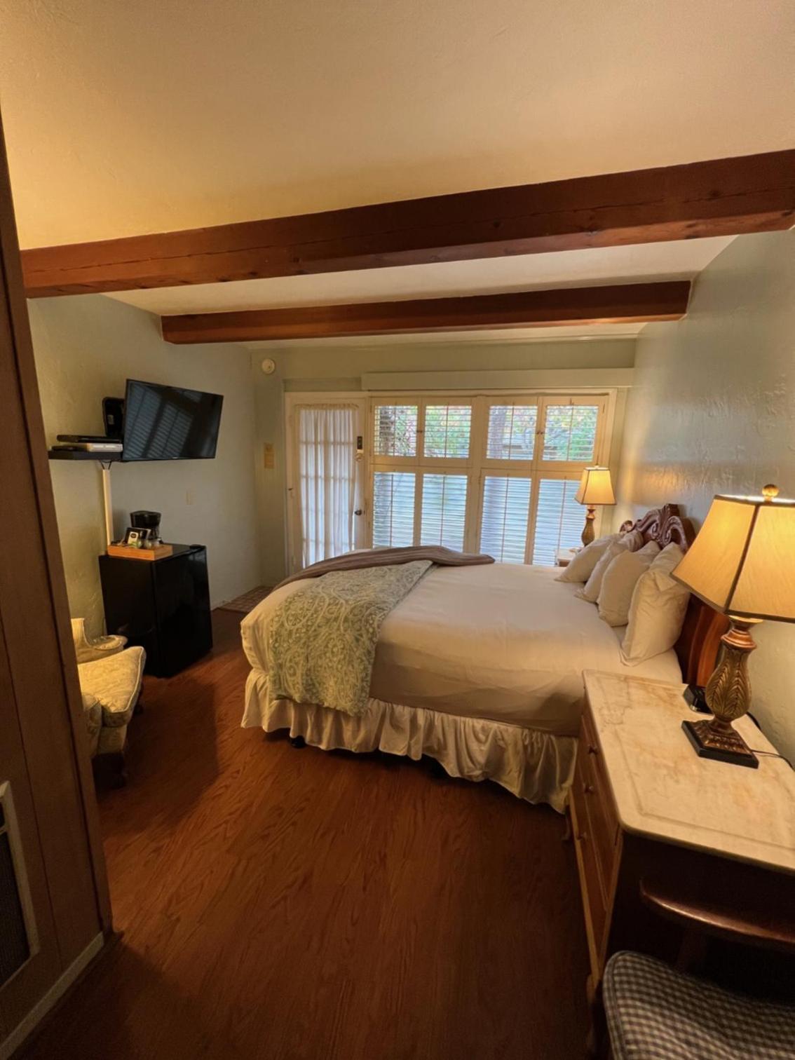 Queen Room photo 2