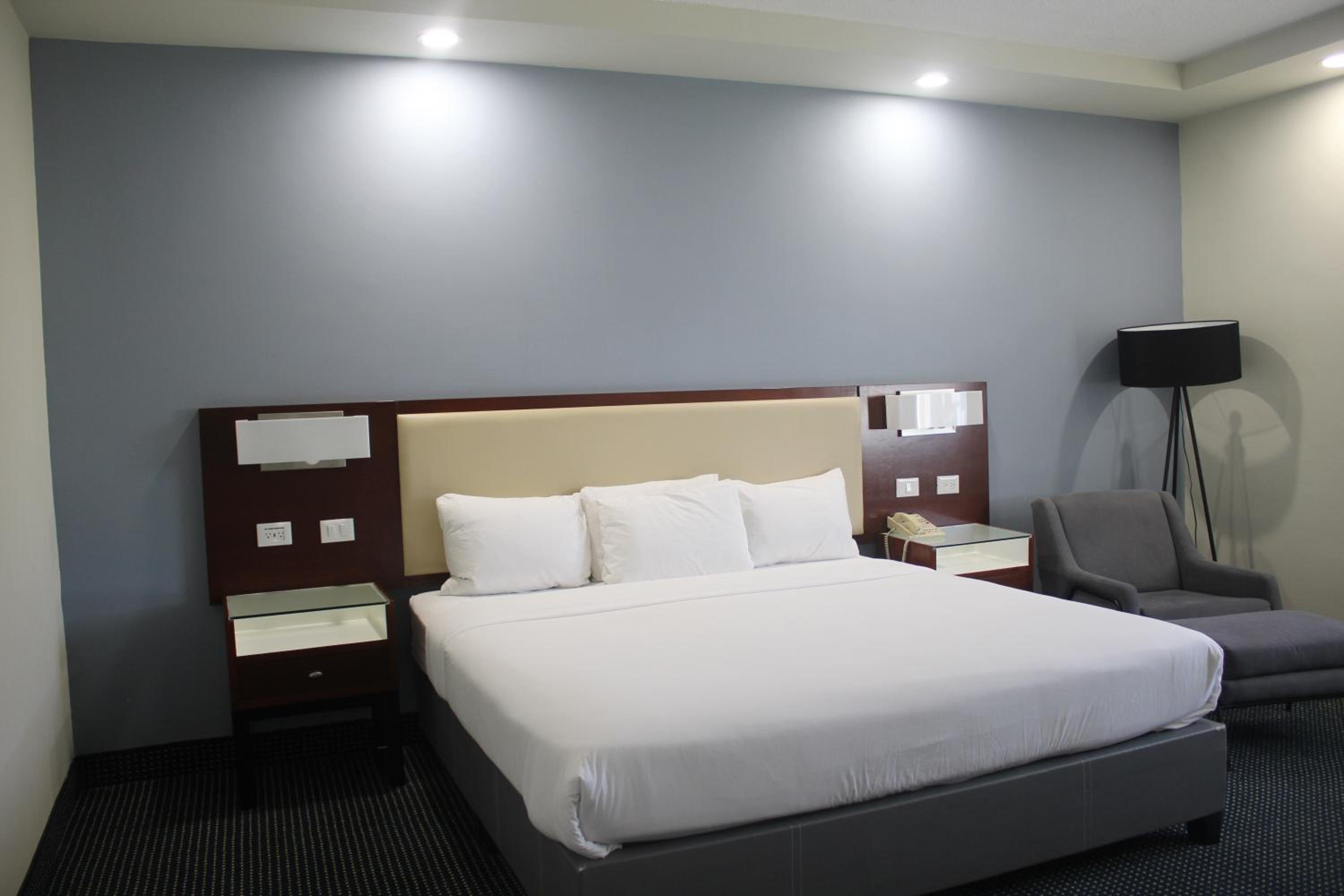 King Suite with Kitchenette - Non-Smoking - Photo 2