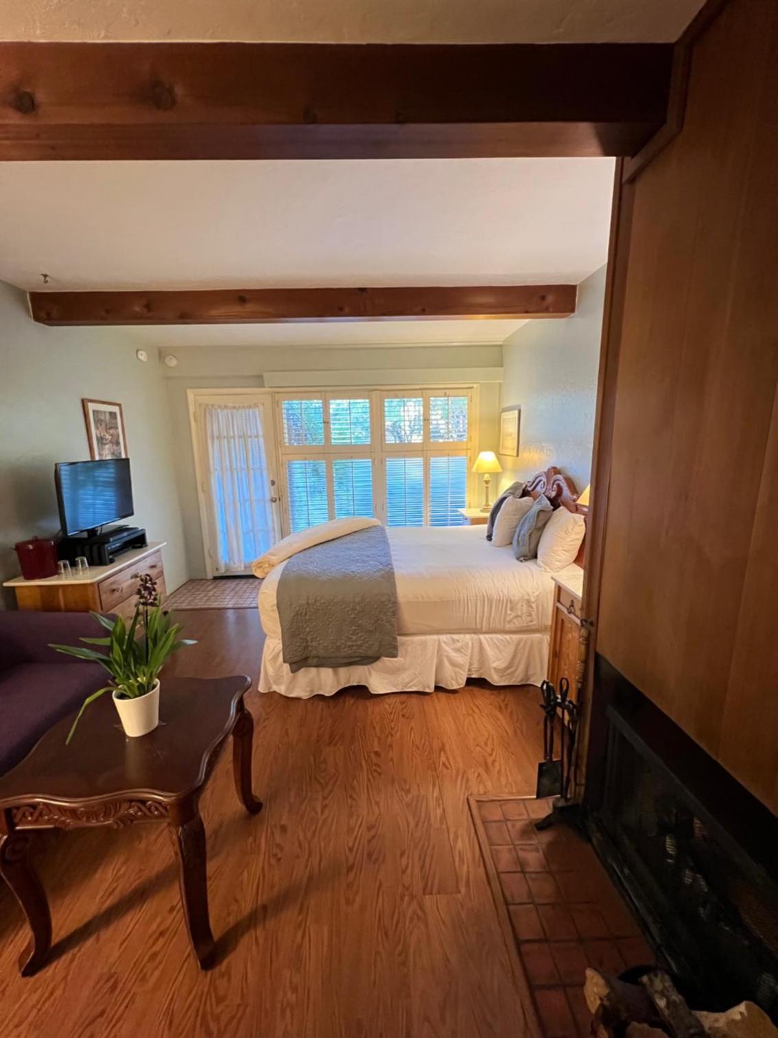 Queen Room photo 1