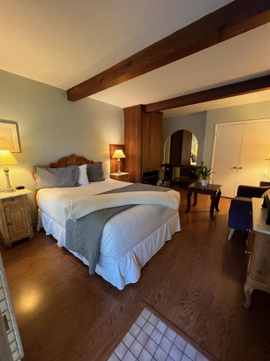 Queen Room photo 2