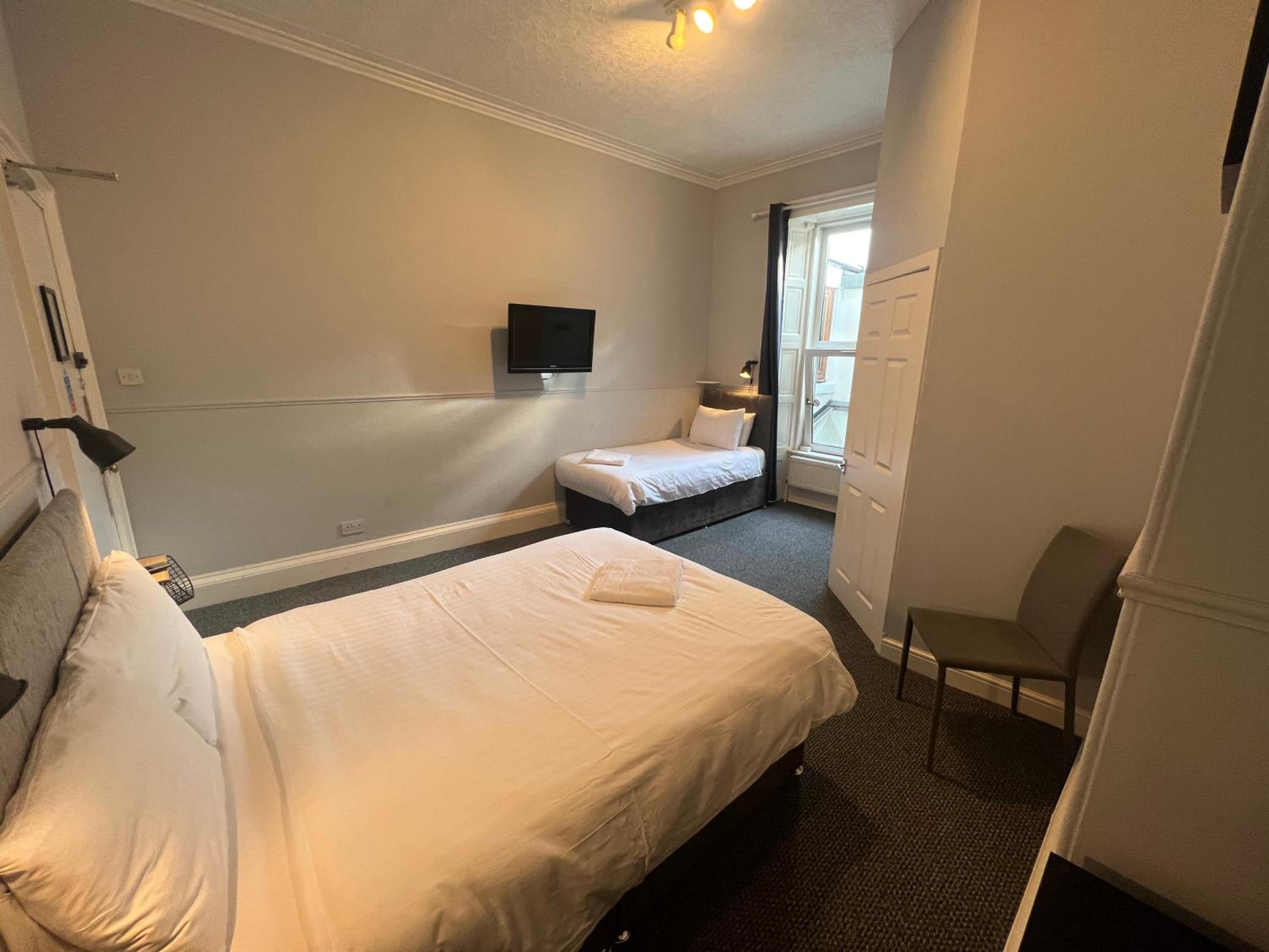 Double or Twin Room - Photo 4