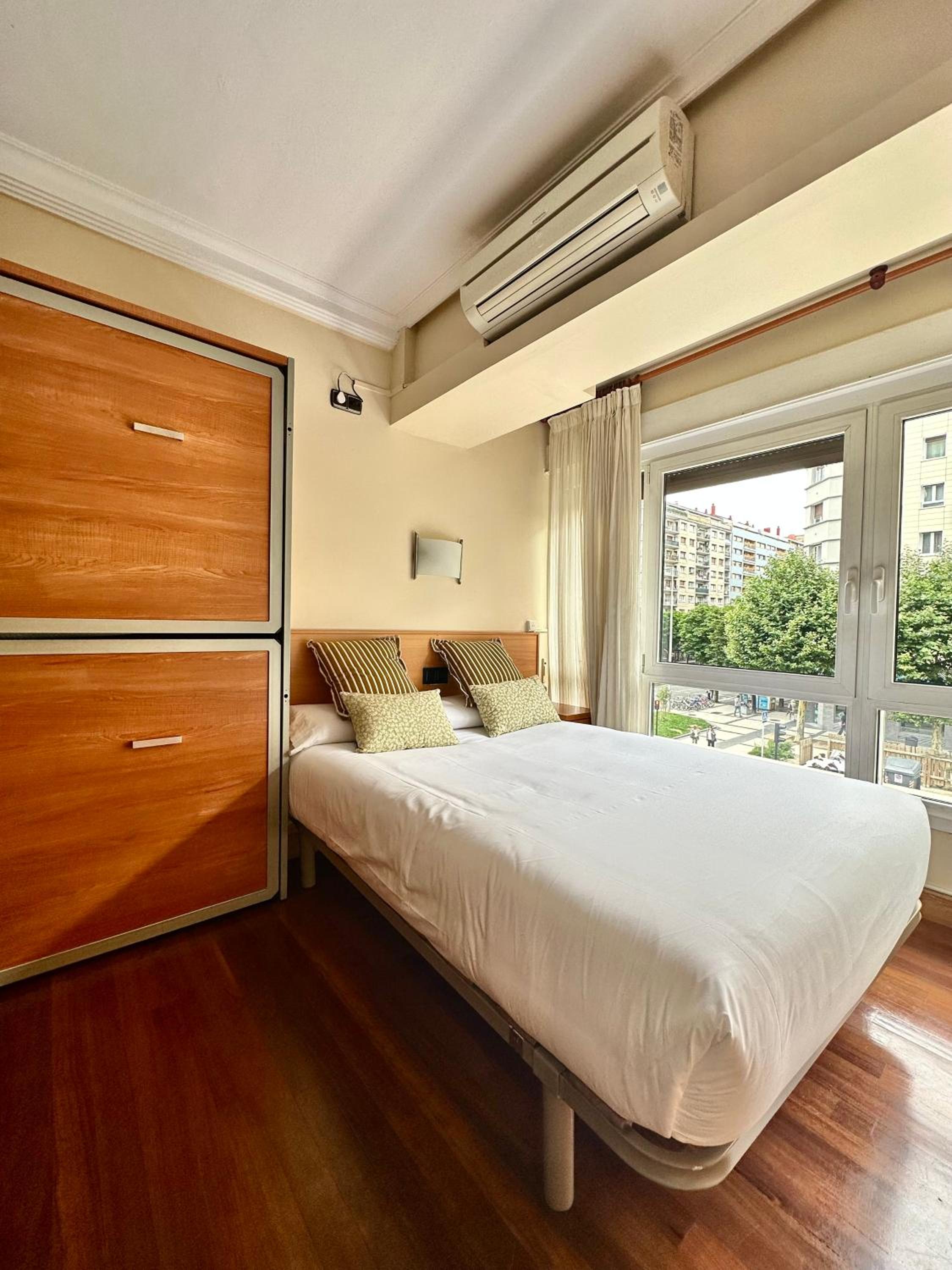 Quadruple Room with Private Bathroom - Photo 7