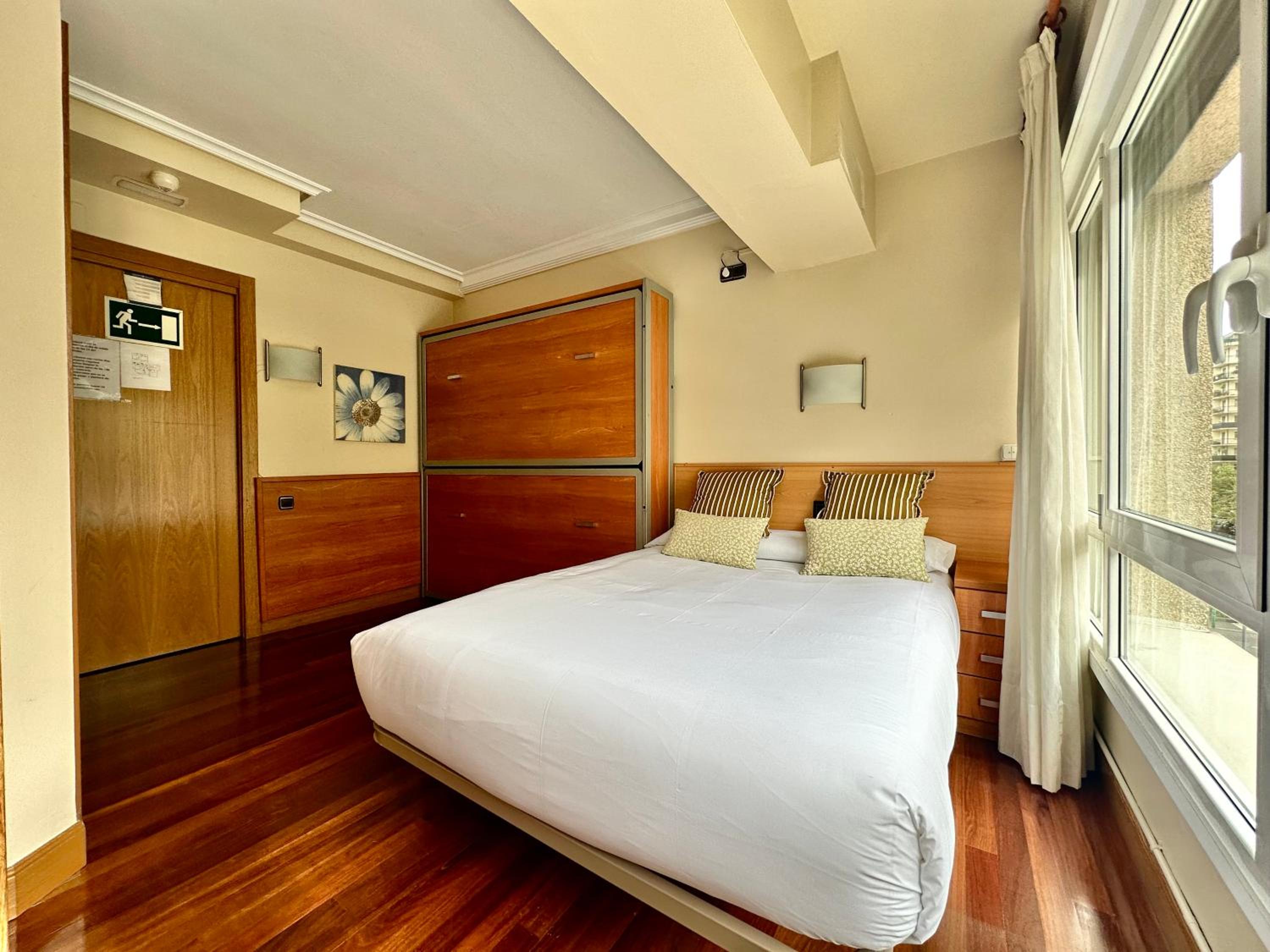 Quadruple Room with Private Bathroom - Photo 4