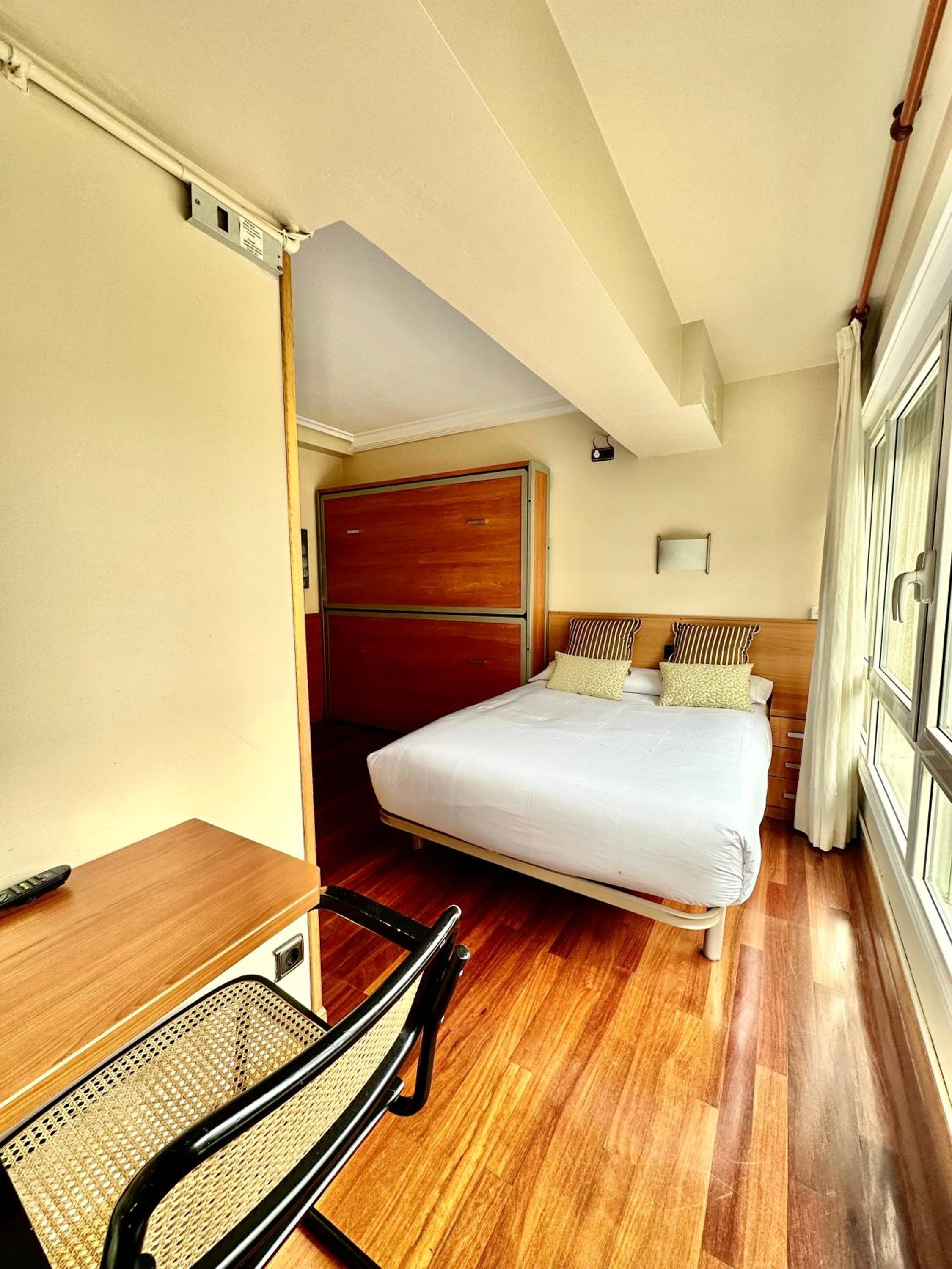 Quadruple Room with Private Bathroom - Photo 10