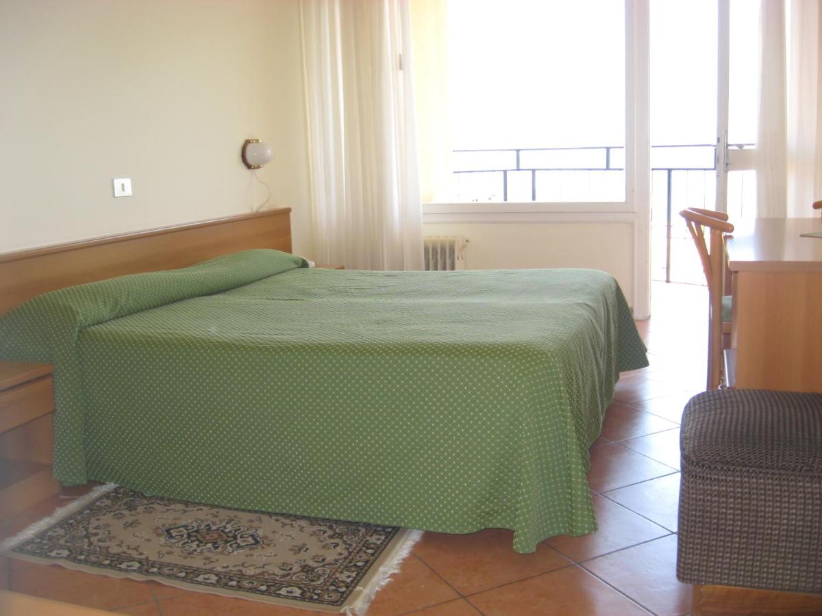Double or Twin Room with Lake View photo 1