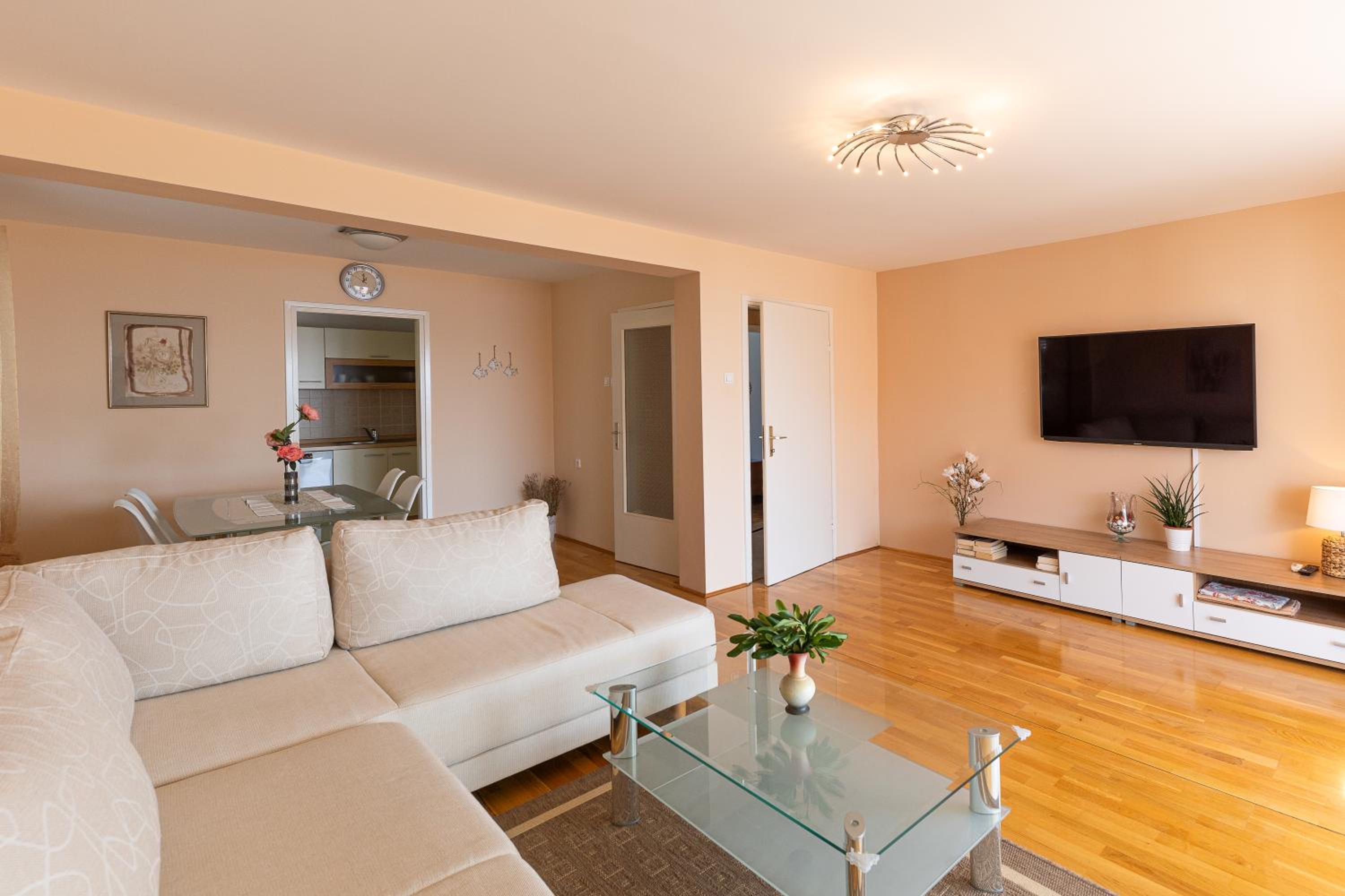 Two-Bedroom Apartment with Balcony and Sea View photo 2