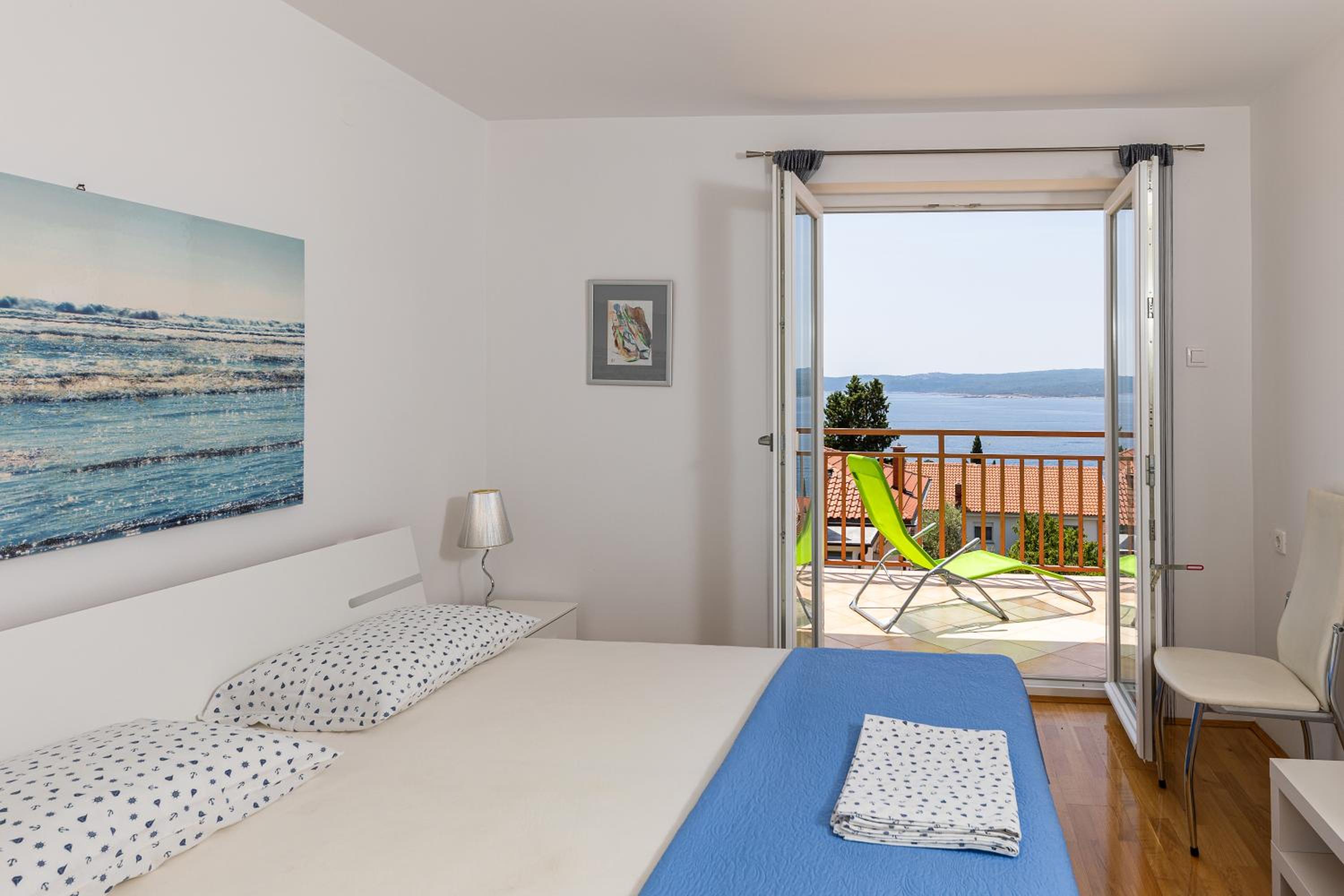 Two-Bedroom Apartment with Balcony and Sea View photo 3
