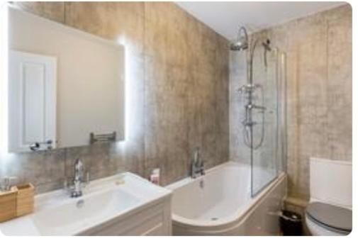 One-Bedroom Apartment - Photo 14