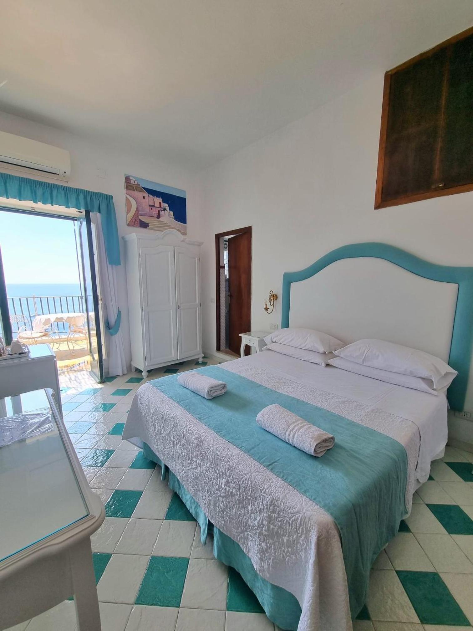Quarto Duplo com Varanda e Vista para o Mar