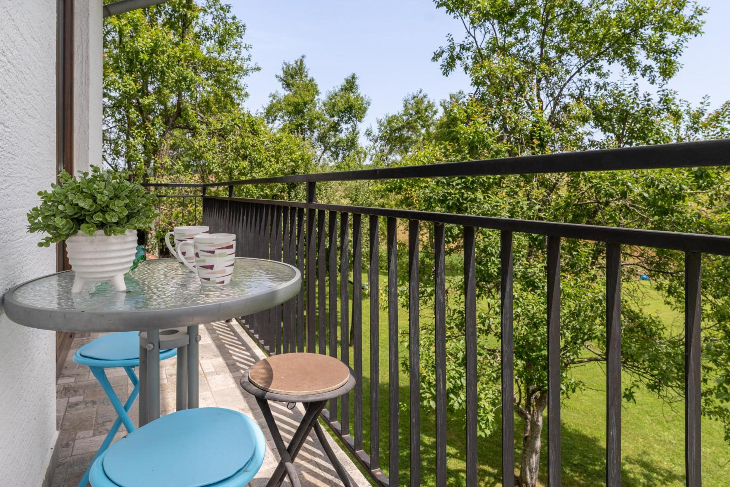 Apartment with Balcony photo 3