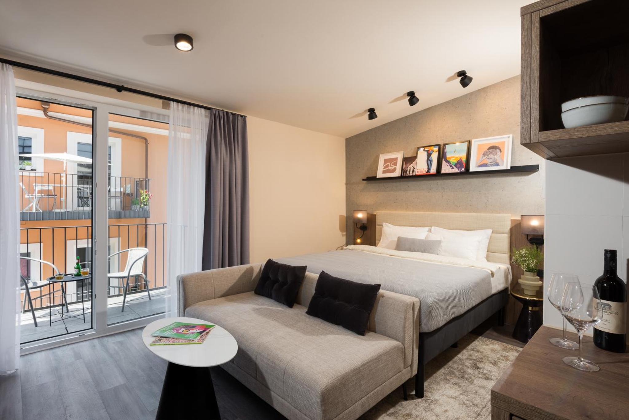 Studio Apartment - Photo 1