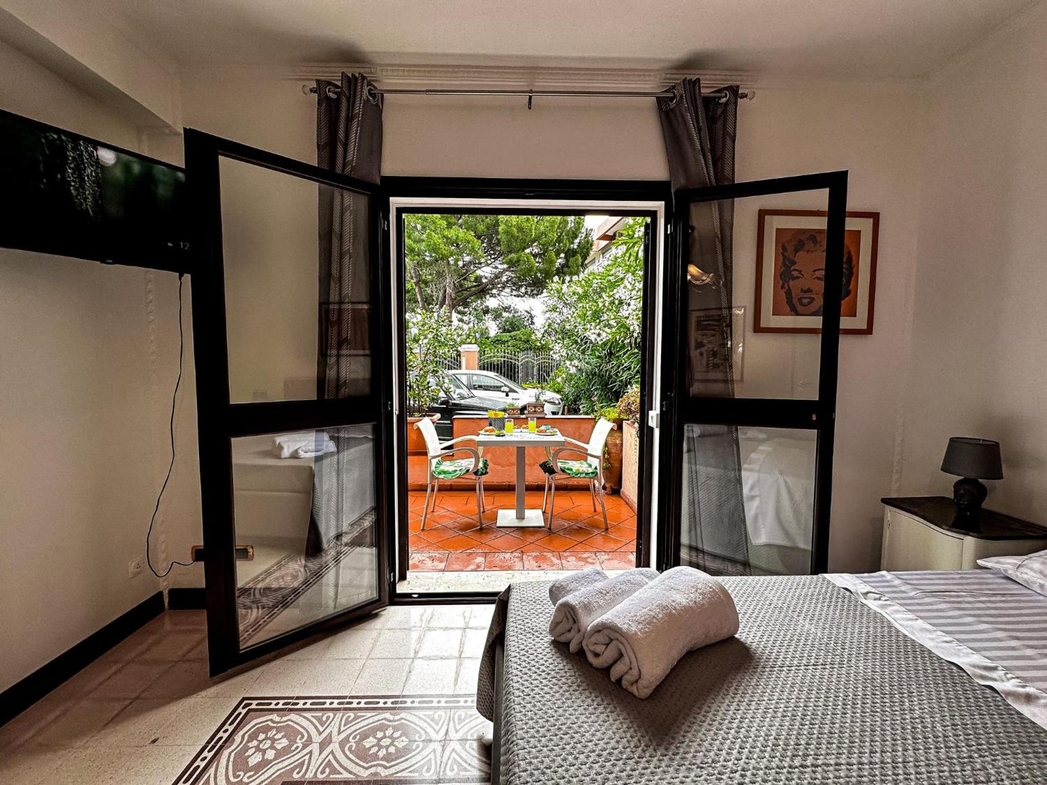 Deluxe Double Room (2 Adults + 1 Child)