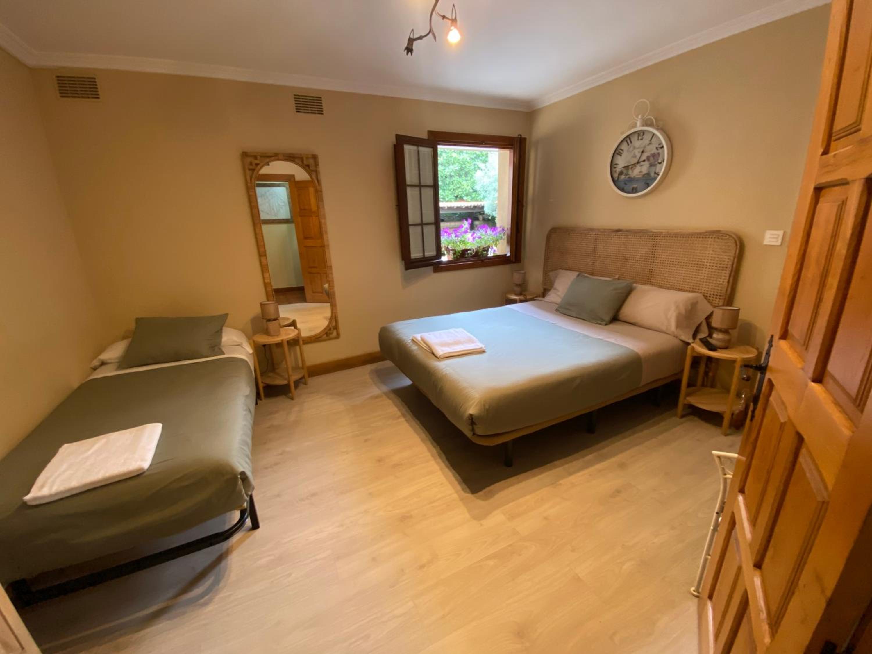 Triple Room with Bath - Photo 9