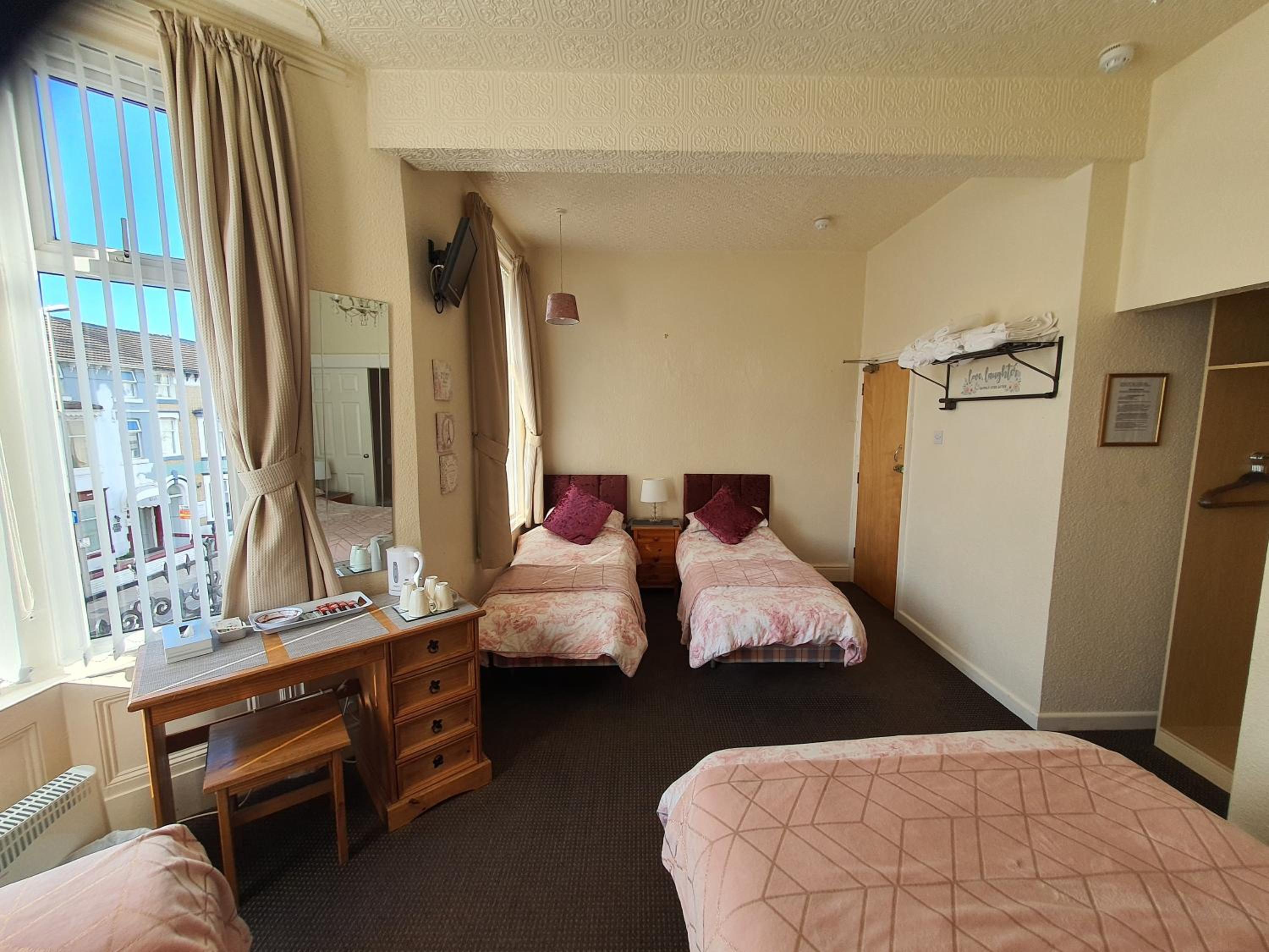 Quadruple Room - Photo 3