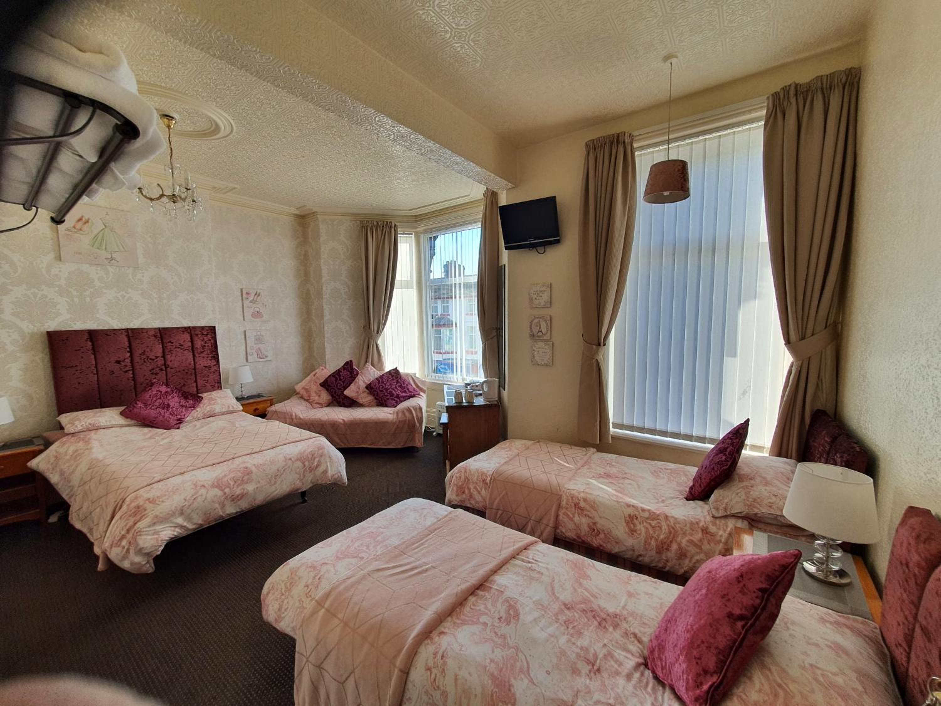 Quadruple Room - Photo 4
