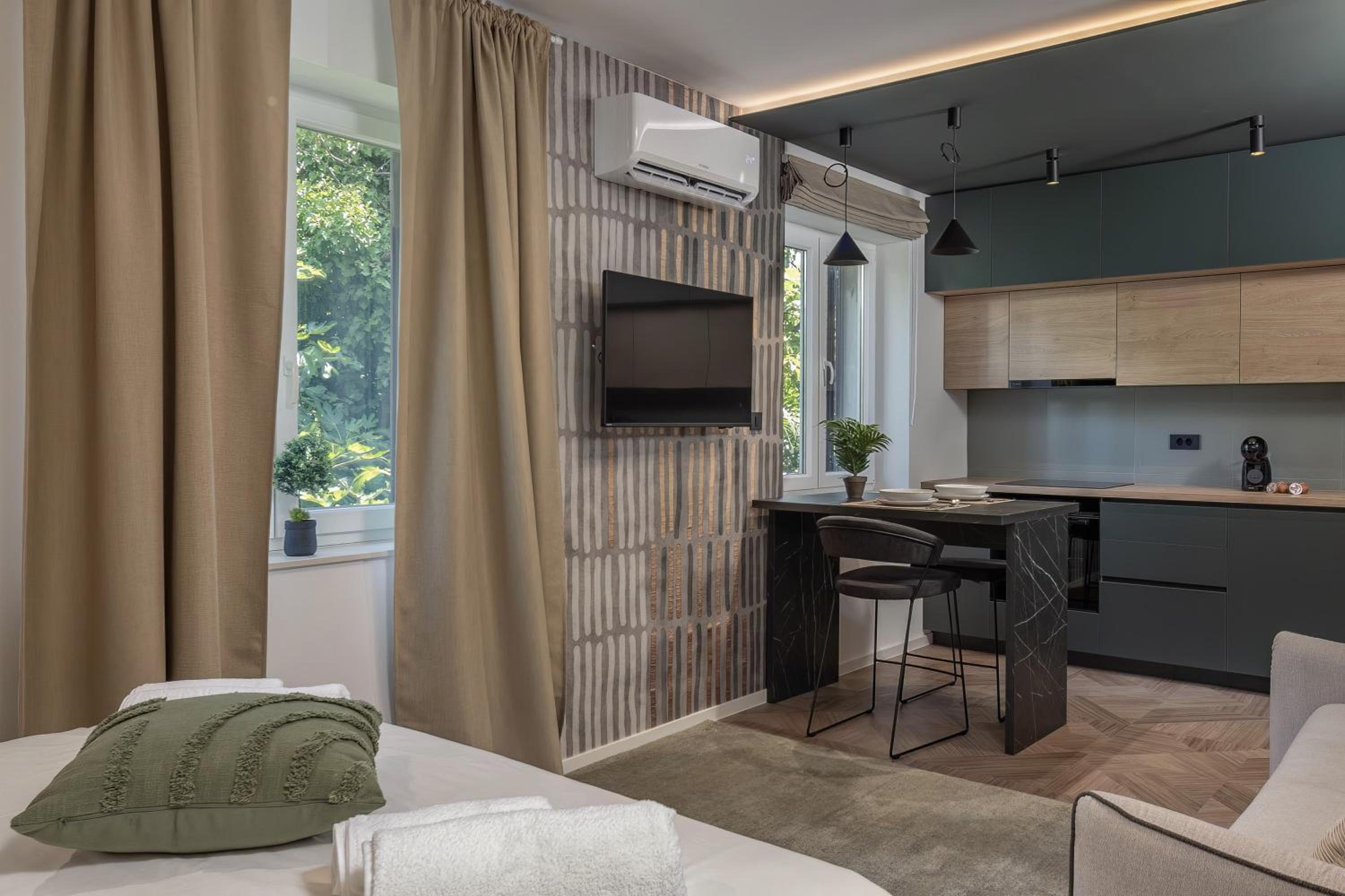 King Studio with Sofa Bed