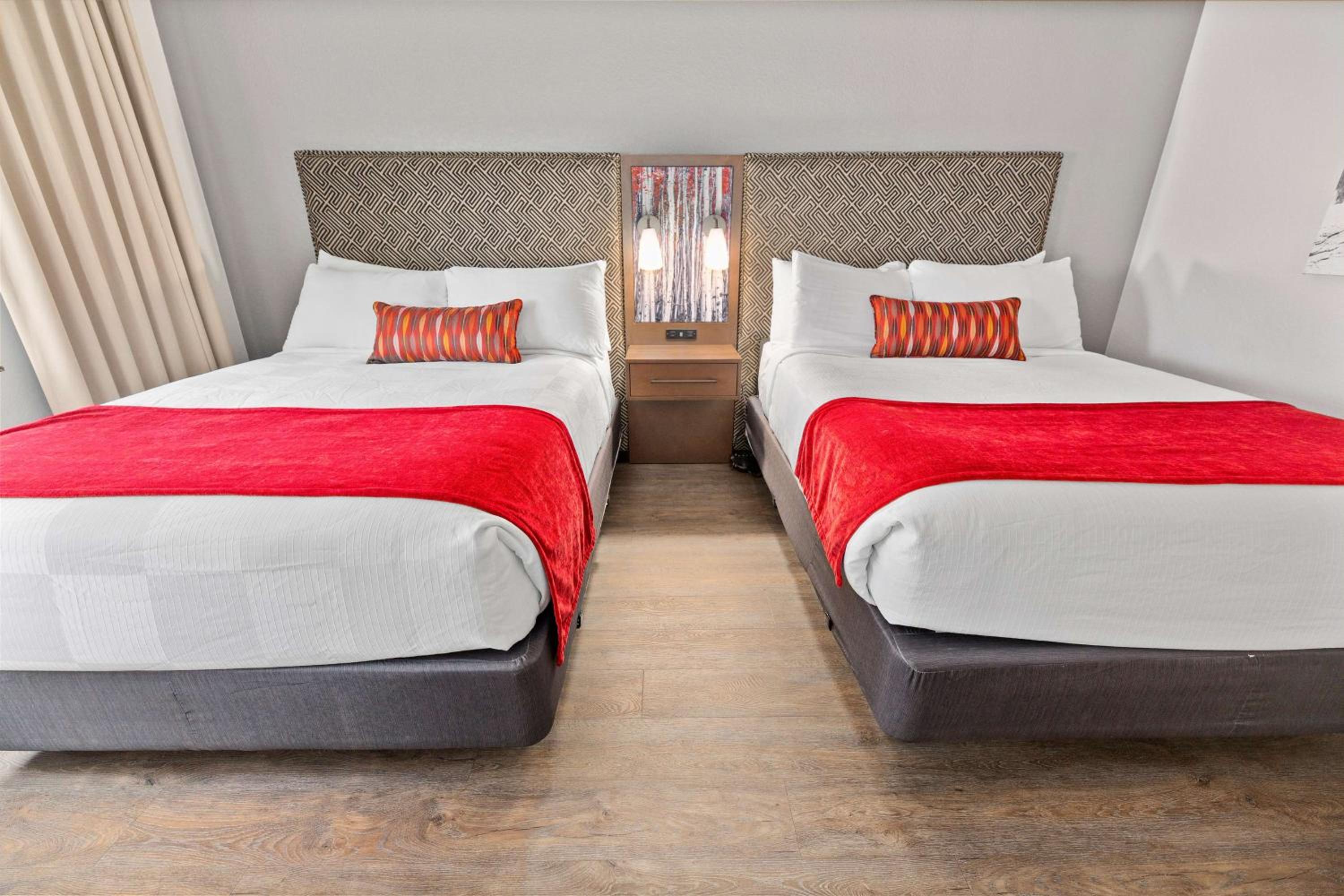 Queen Room with Two Queen Beds - Pet-Friendly/Non-Smoking photo 3