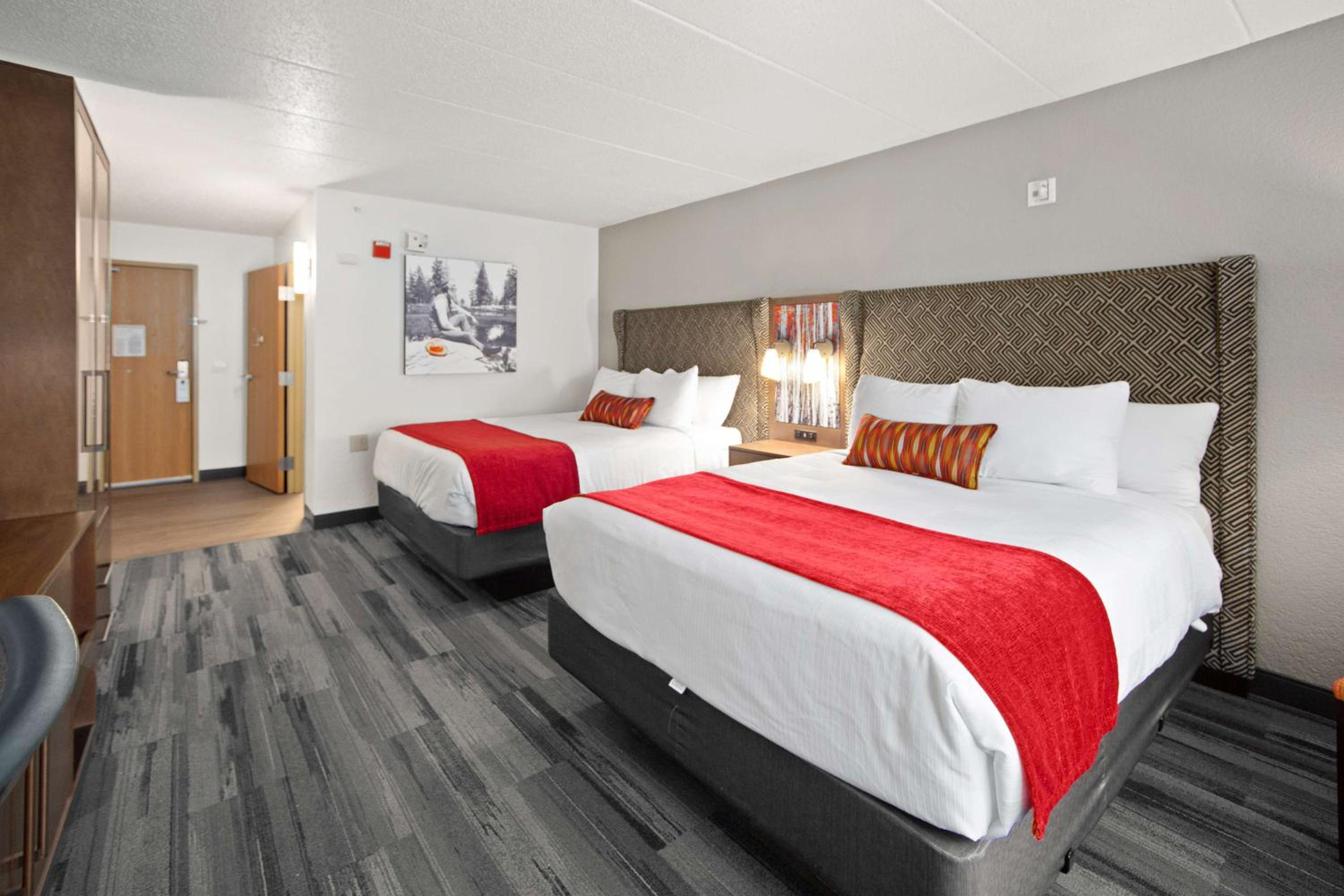 Queen Room With Two Queen Beds - Non-Smoking - Photo 3